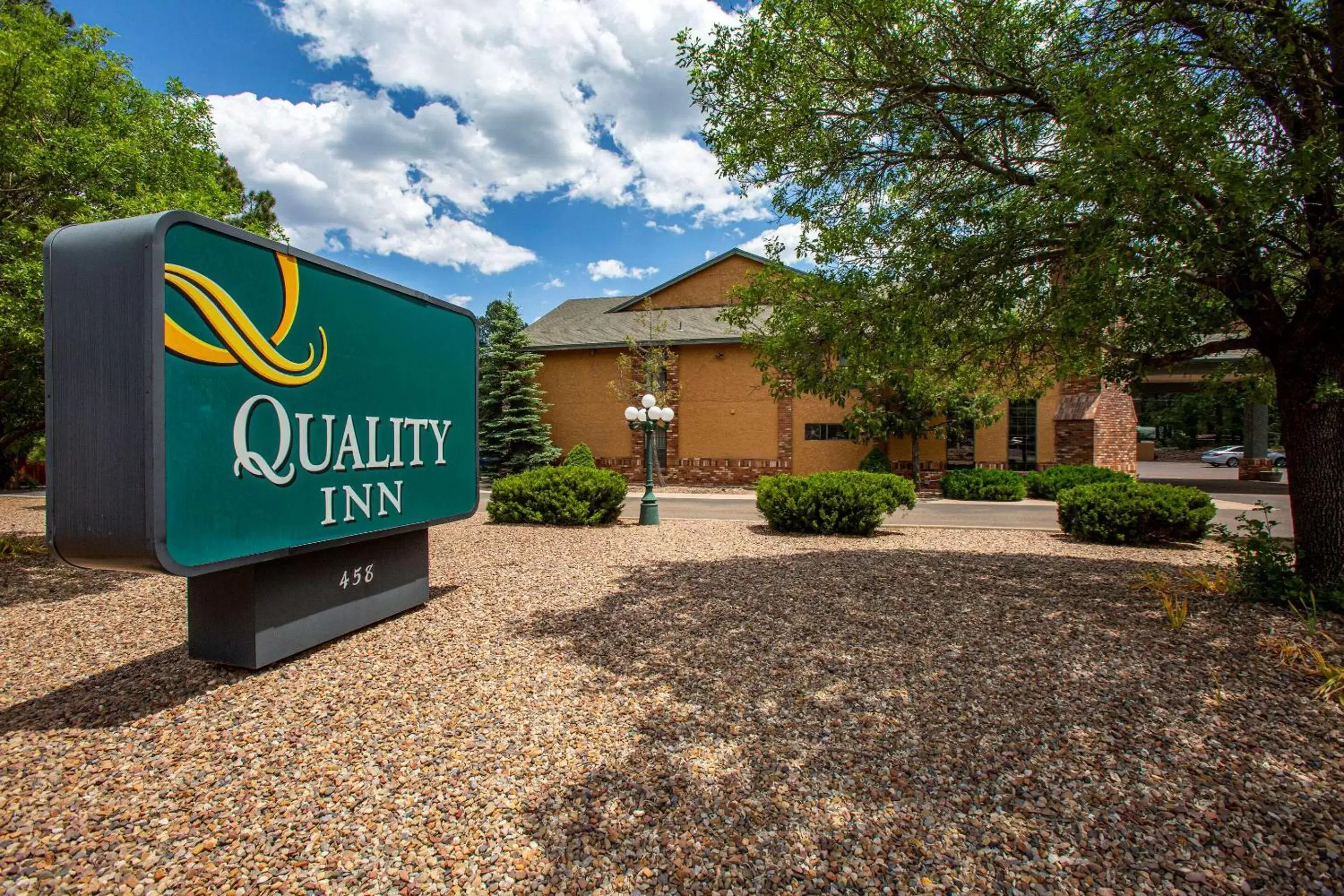 Property building, Property Logo/Sign in Quality Inn Pinetop Lakeside