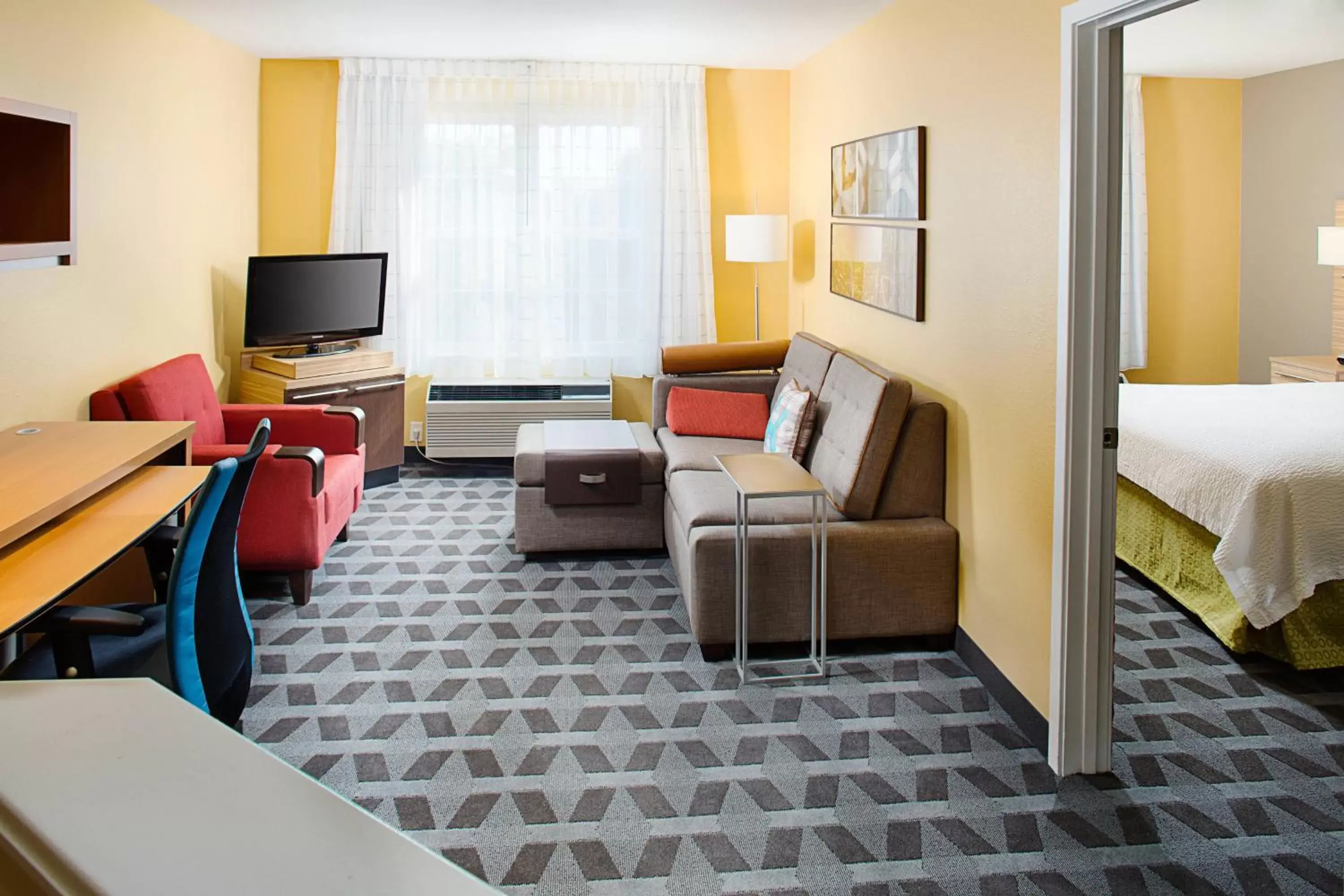 Bedroom, TV/Entertainment Center in TownePlace Suites Manchester-Boston Regional Airport