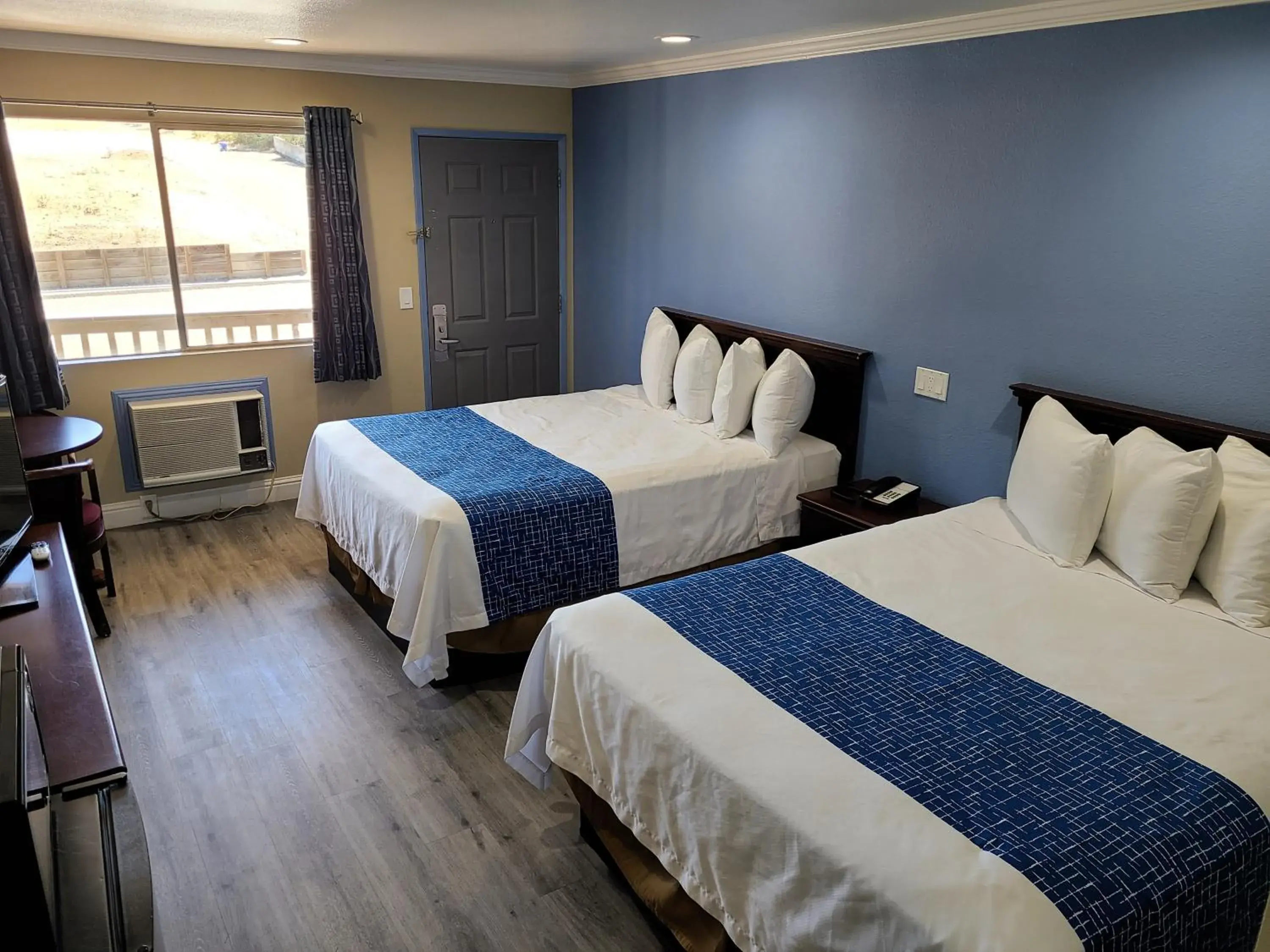 Bedroom, Bed in Travelodge by Wyndham Clearlake