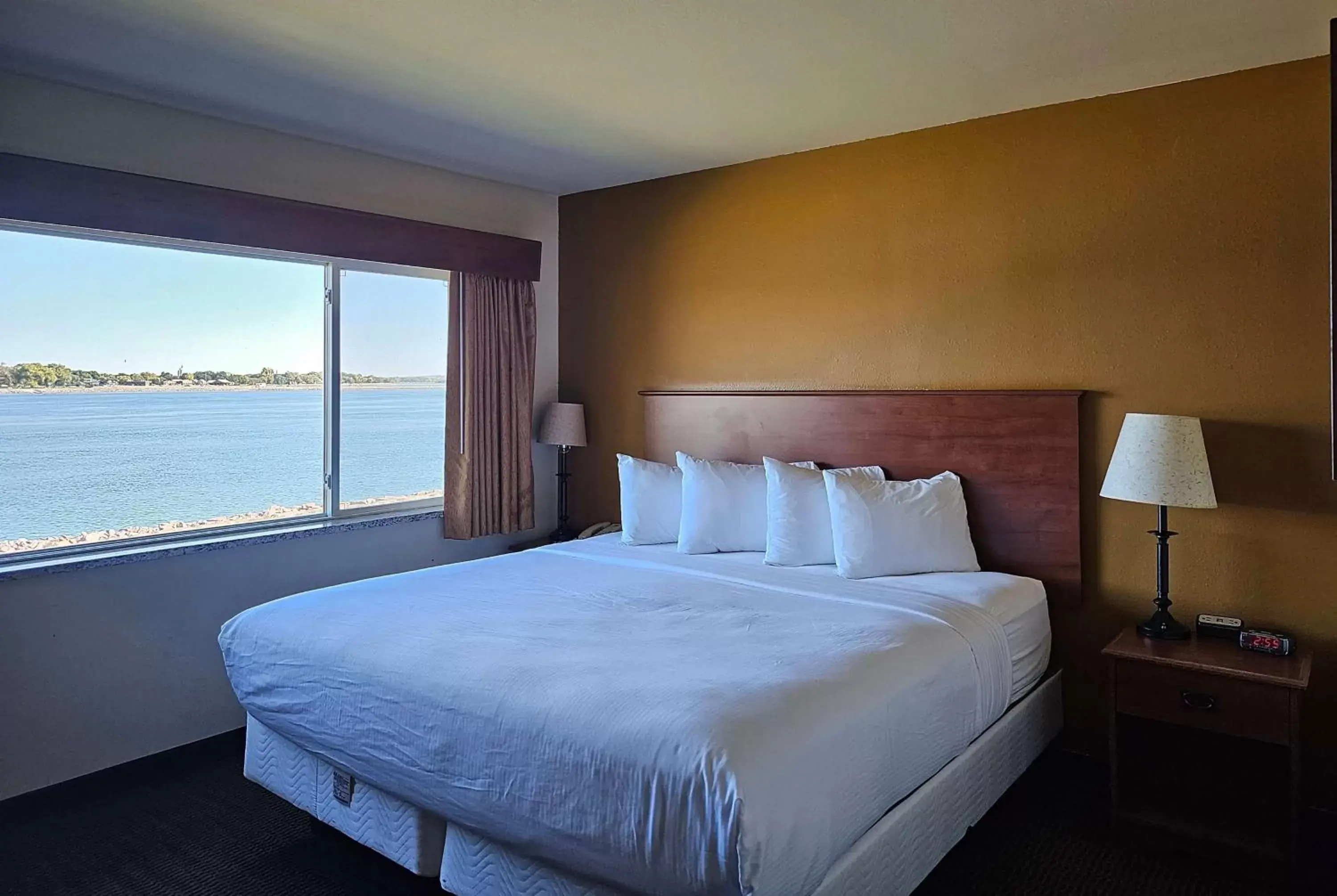 One-Bedroom king Suite with River View - Non-Smoking in AmericInn by Wyndham Fort Pierre Conference Center