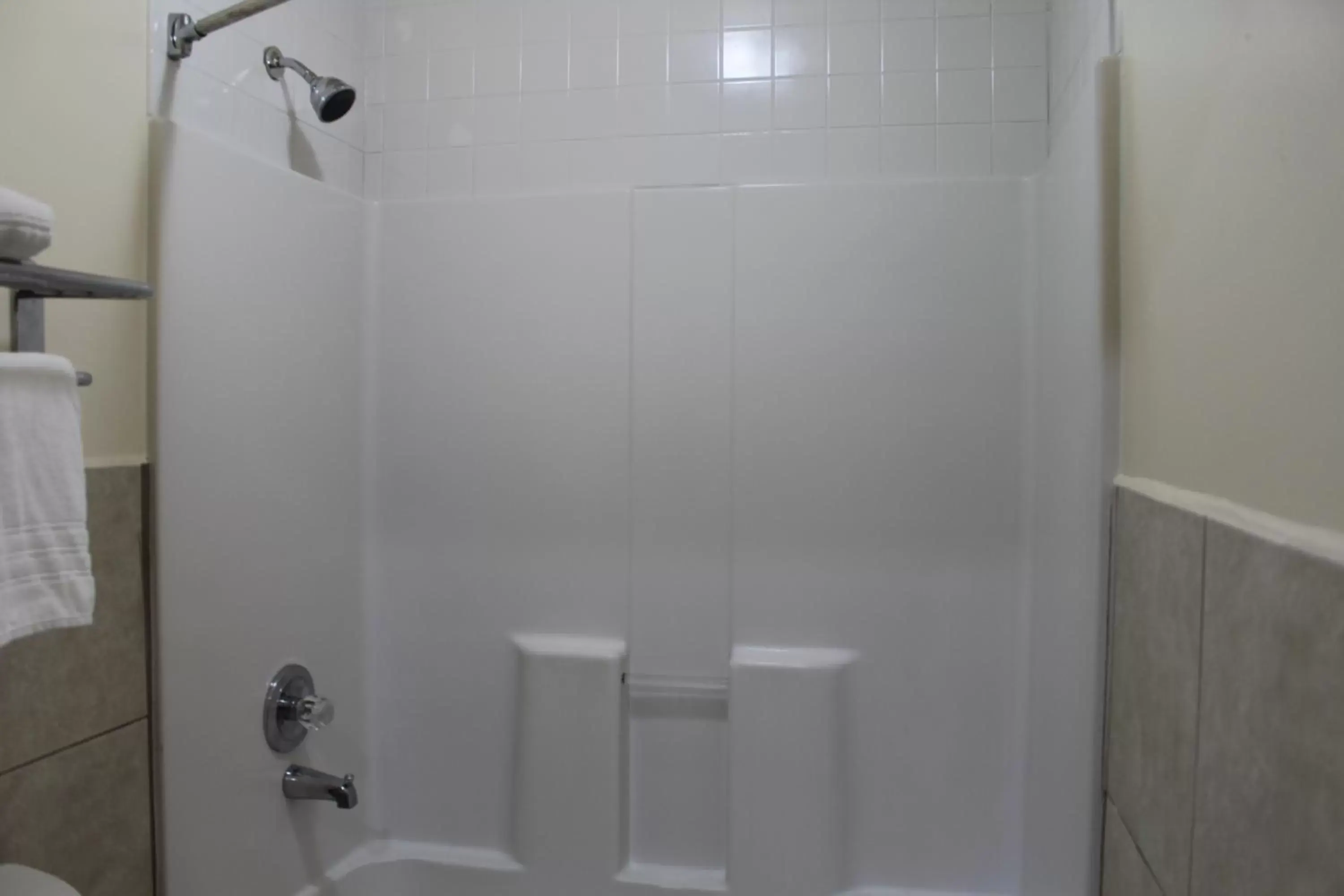 Shower, Bathroom in Travelodge by Wyndham Florida City/Homestead/Everglades
