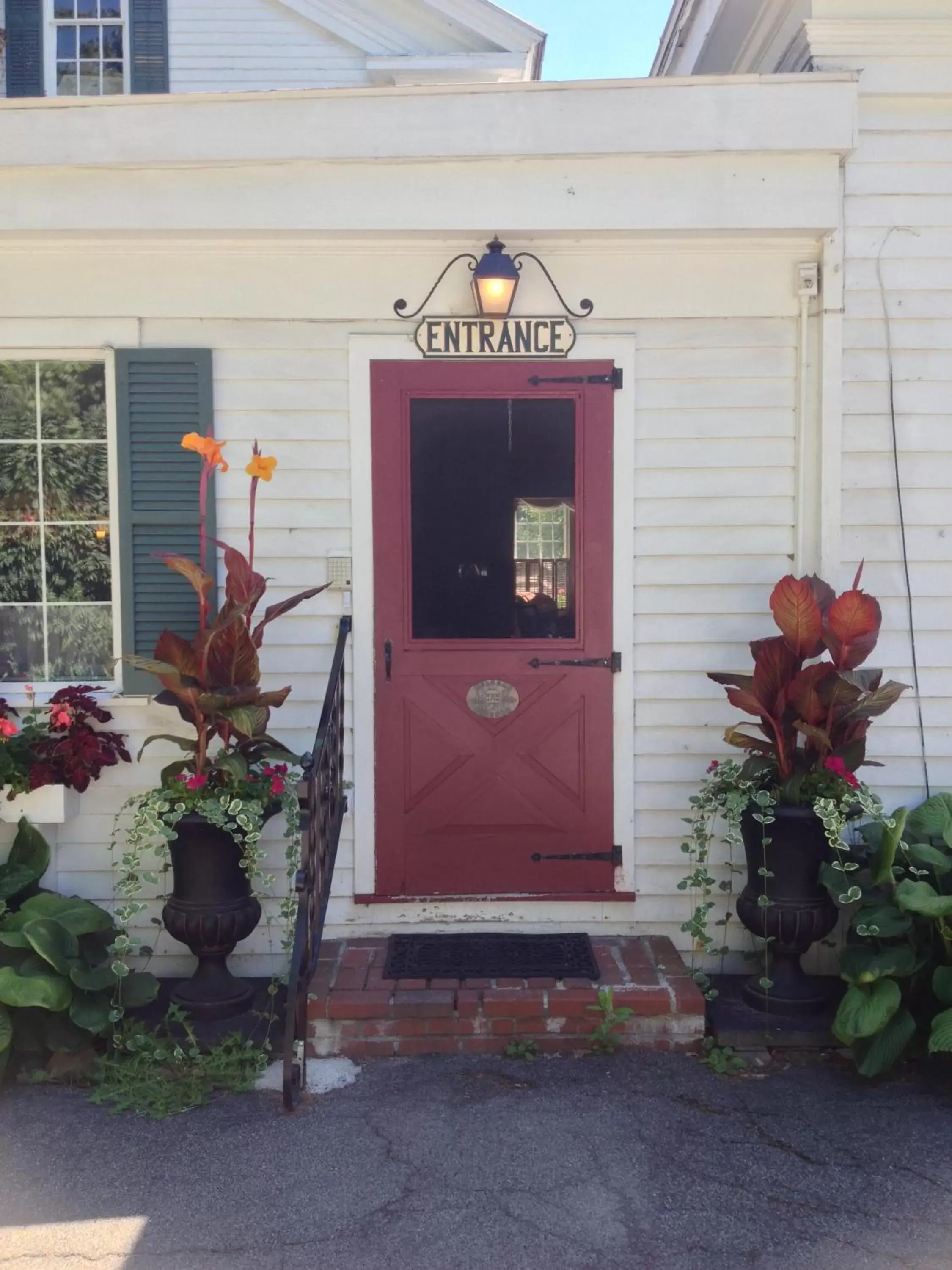 Facade/entrance in The White House Inn