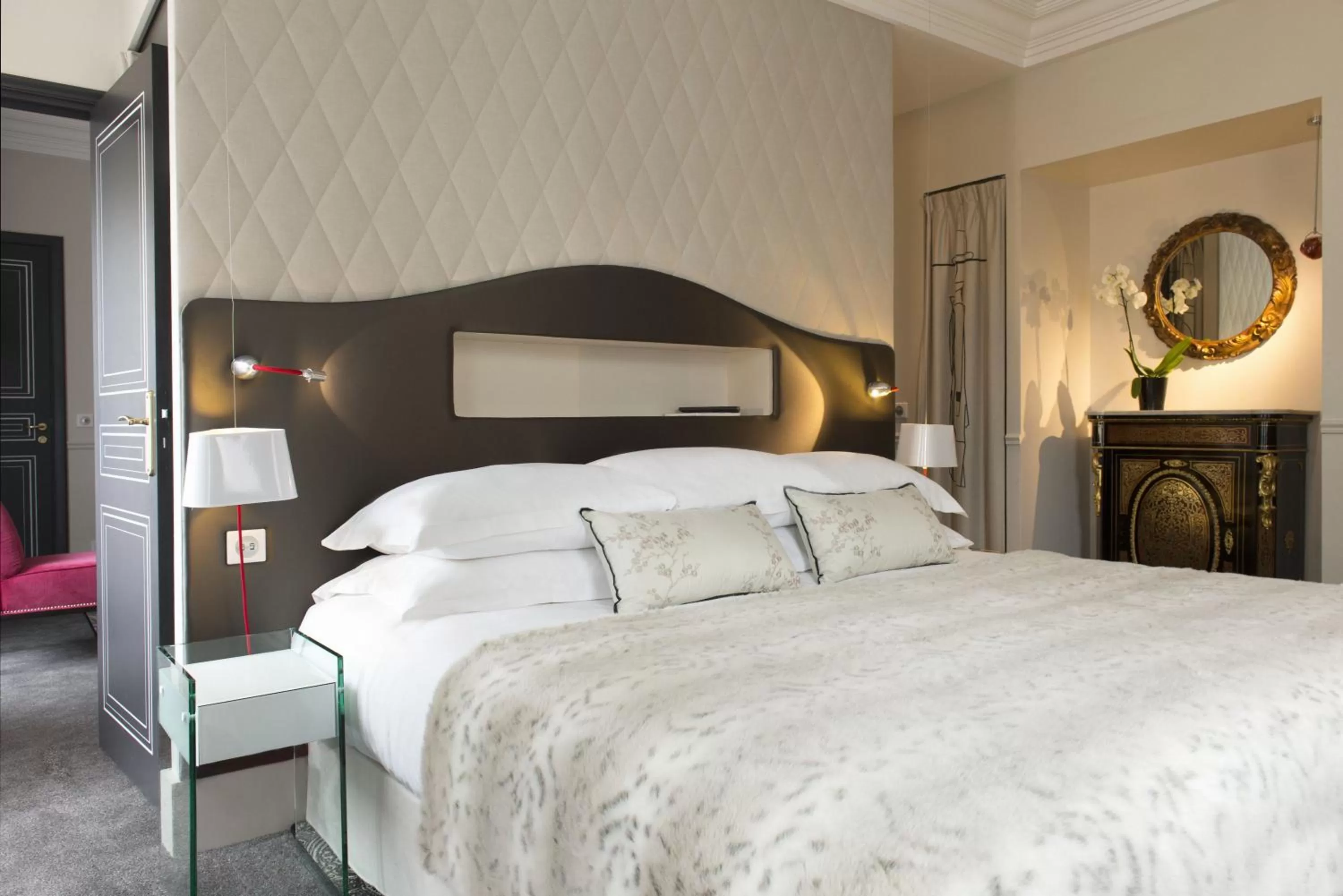 Bed in Edouard 7 Paris Opéra