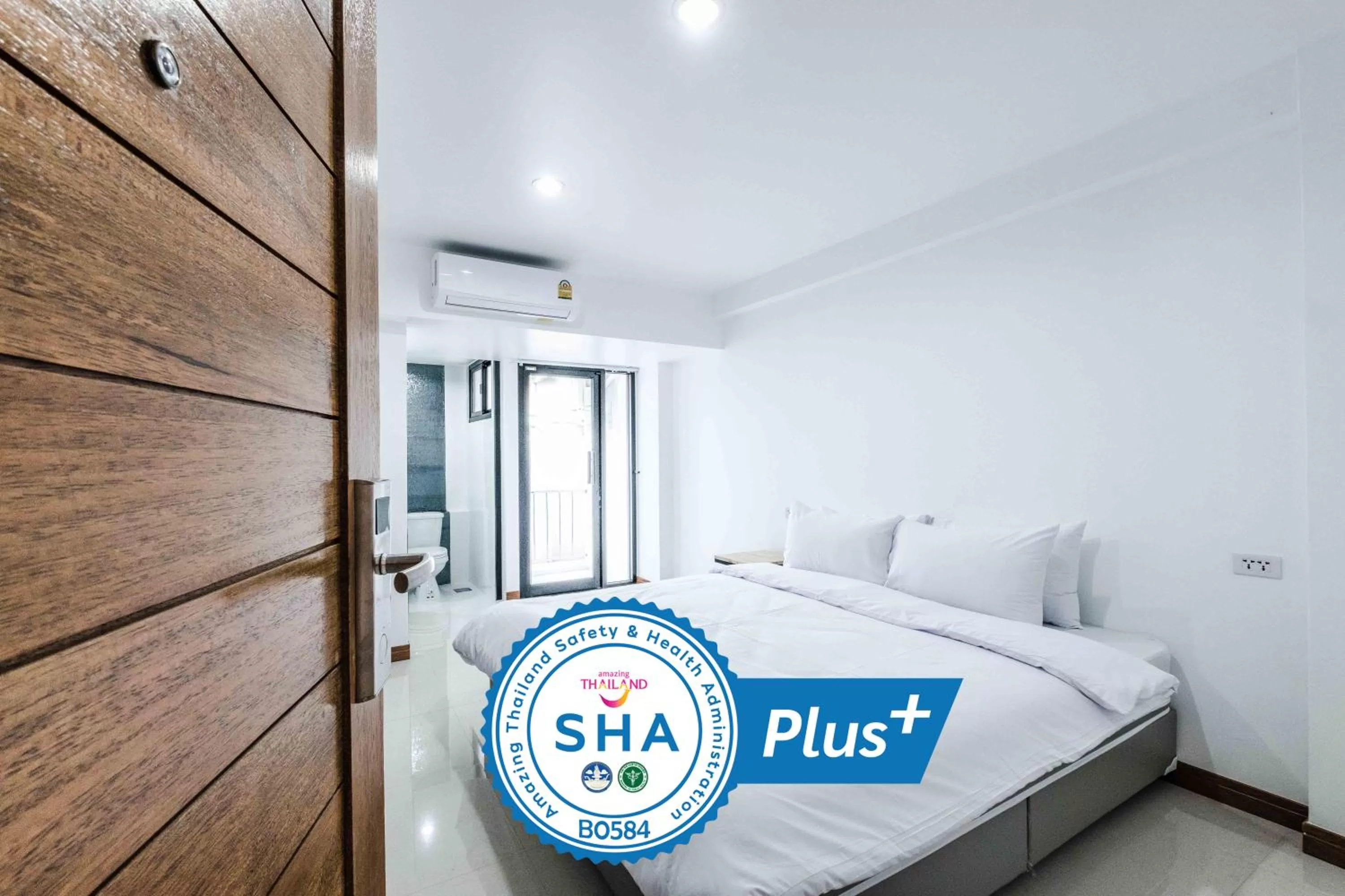 Photo of the whole room, Bed in Don Muang Hotel