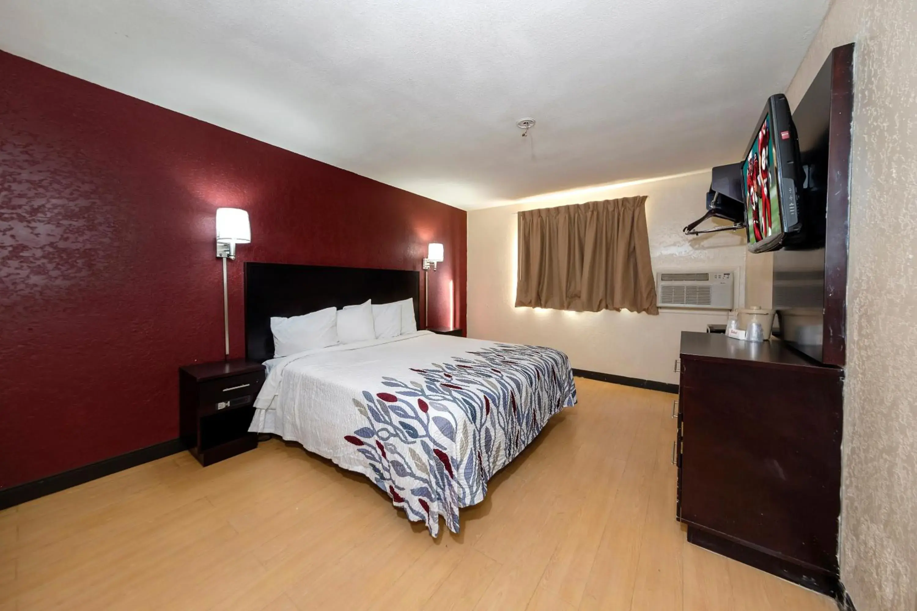 Photo of the whole room, Bed in Red Roof Inn Jacksonville - Cruise Port
