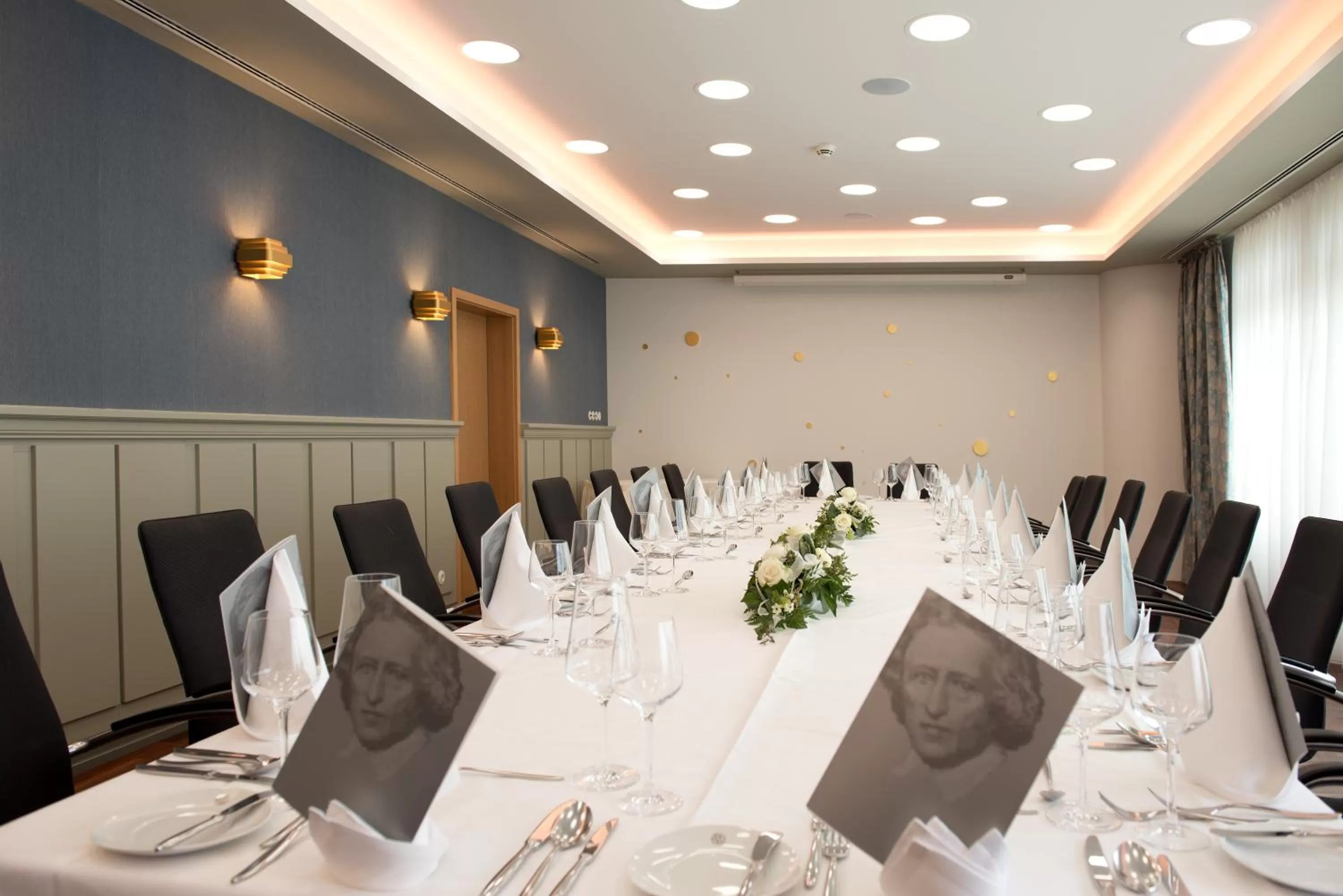 Restaurant/places to eat in Hotel Gude