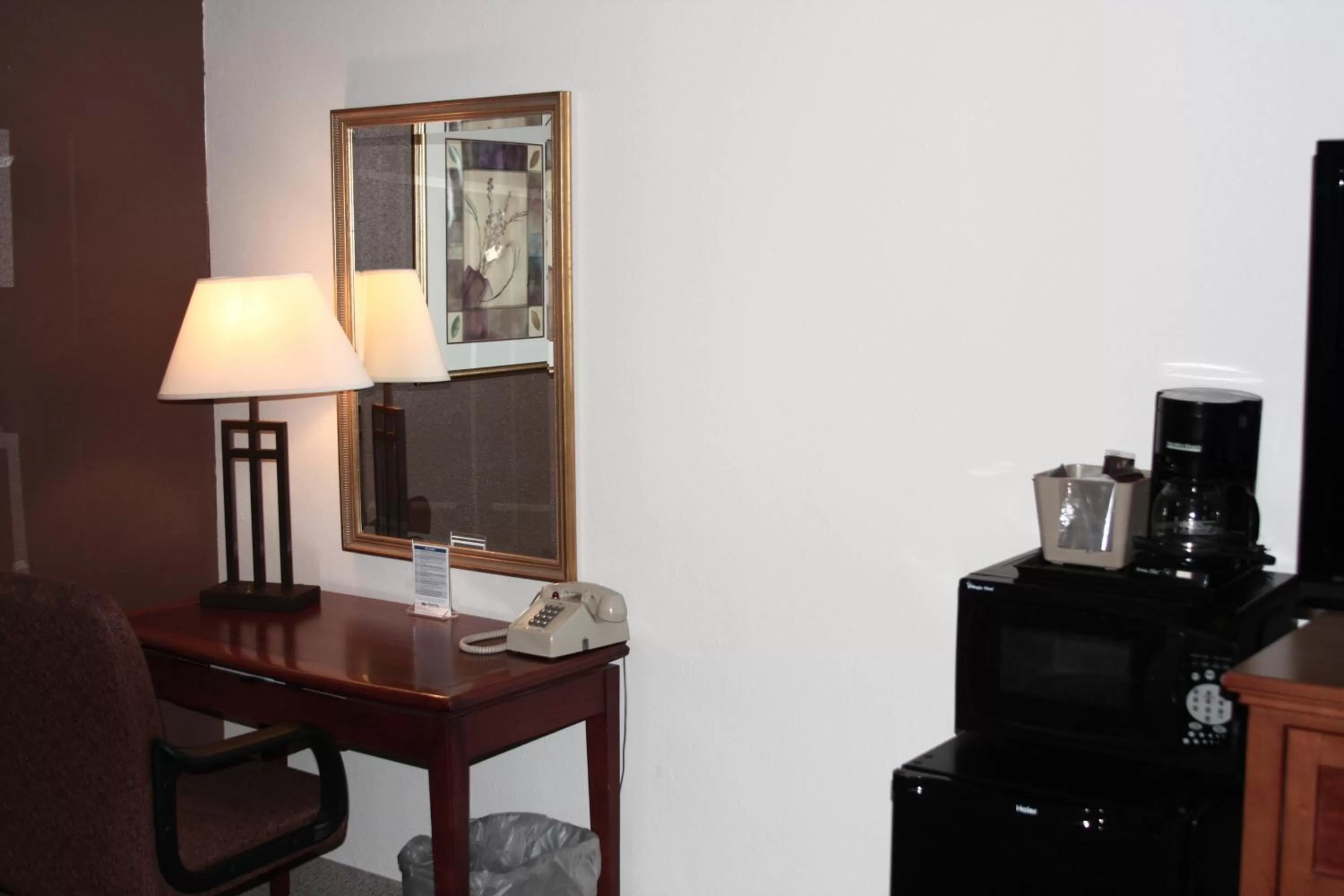 Coffee/tea facilities, TV/Entertainment Center in Gladstone Inn and Suites
