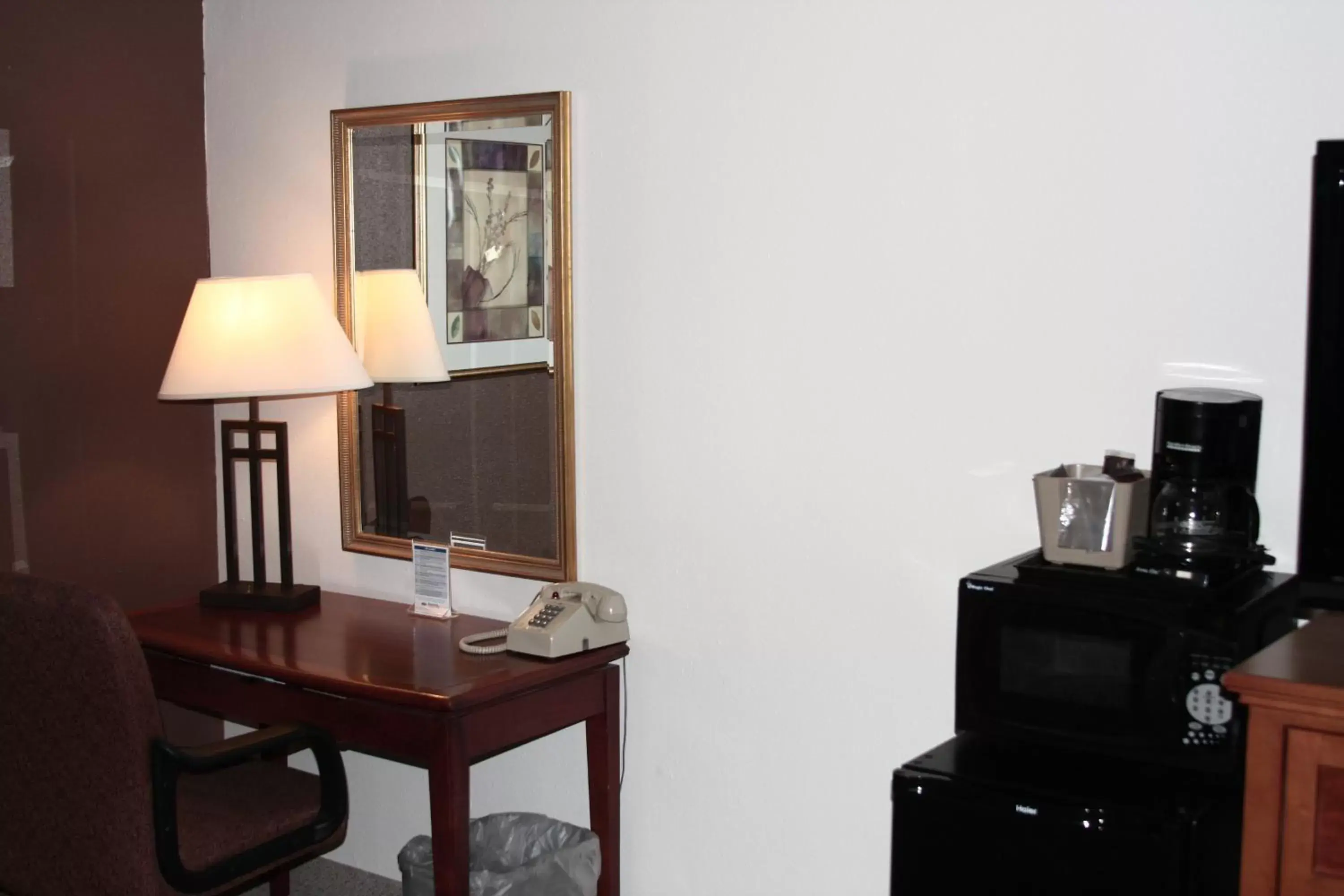 Coffee/tea facilities, TV/Entertainment Center in Gladstone Inn and Suites