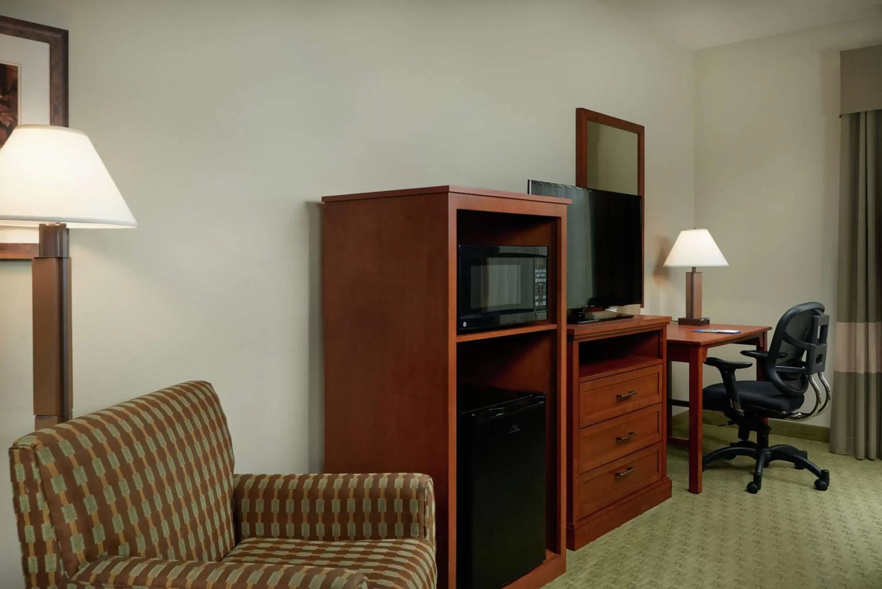 Bedroom, TV/Entertainment Center in Hampton Inn and Suites Salem