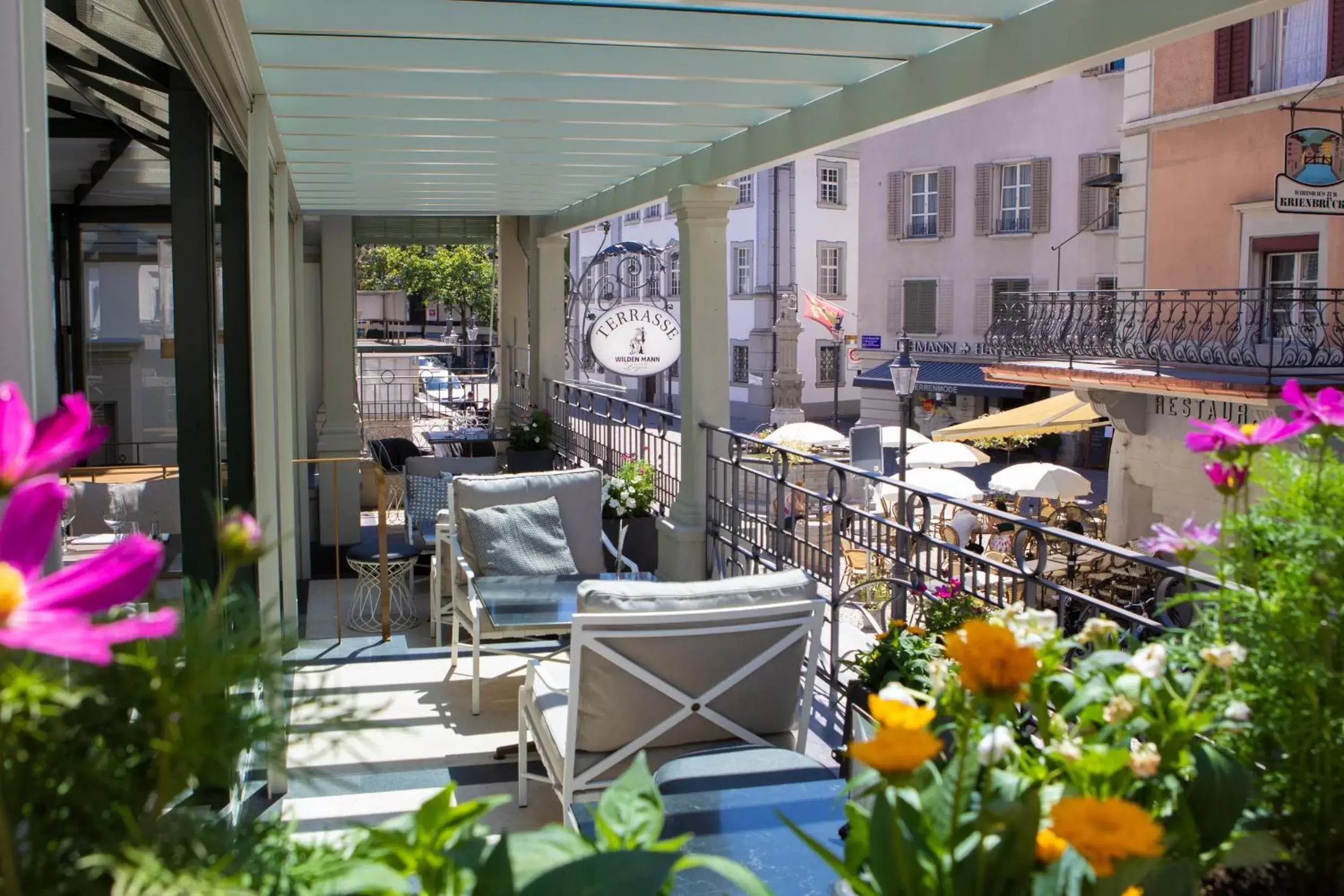 Patio, Restaurant/Places to Eat in Romantik Hotel Wilden Mann Luzern