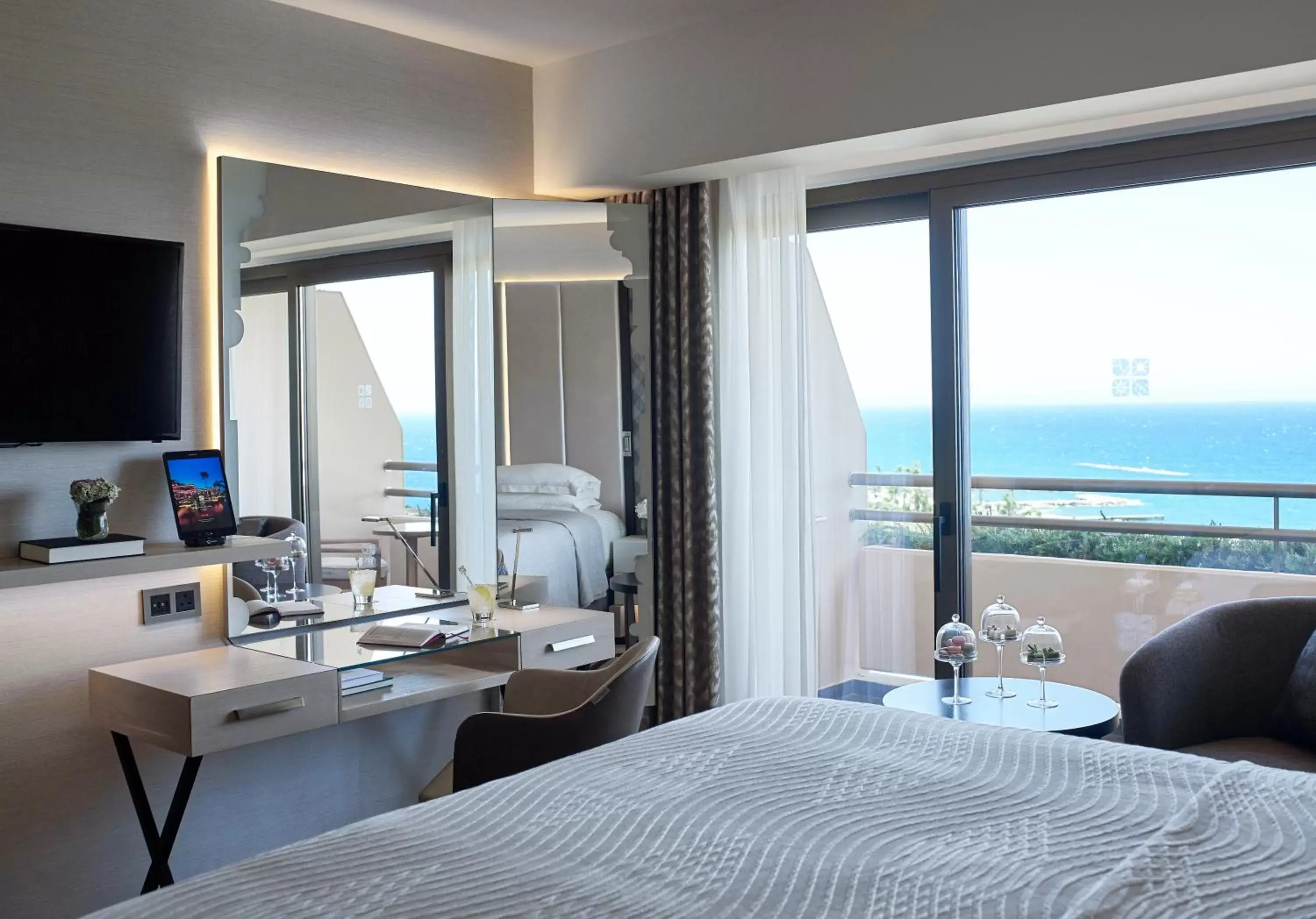 Superior Double or Twin Room with Sea View (2 Adults + 1 Chid) in Four Seasons Hotel