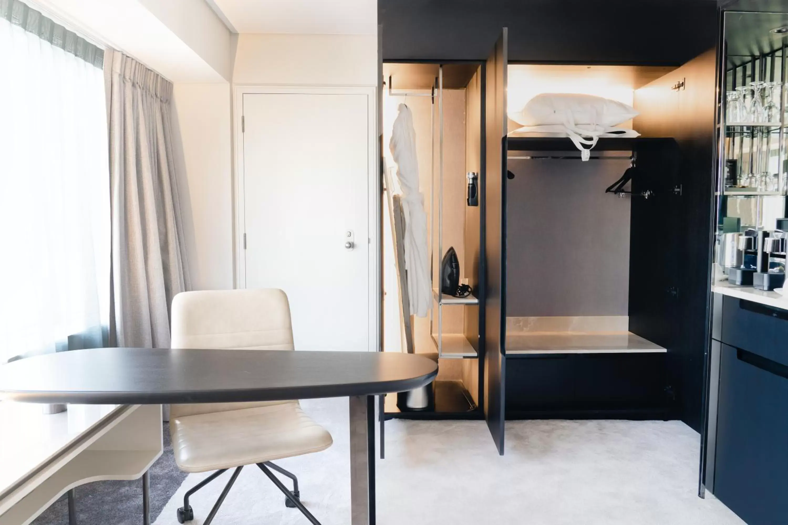 wardrobe, Dining Area in InterContinental Wellington, an IHG Hotel