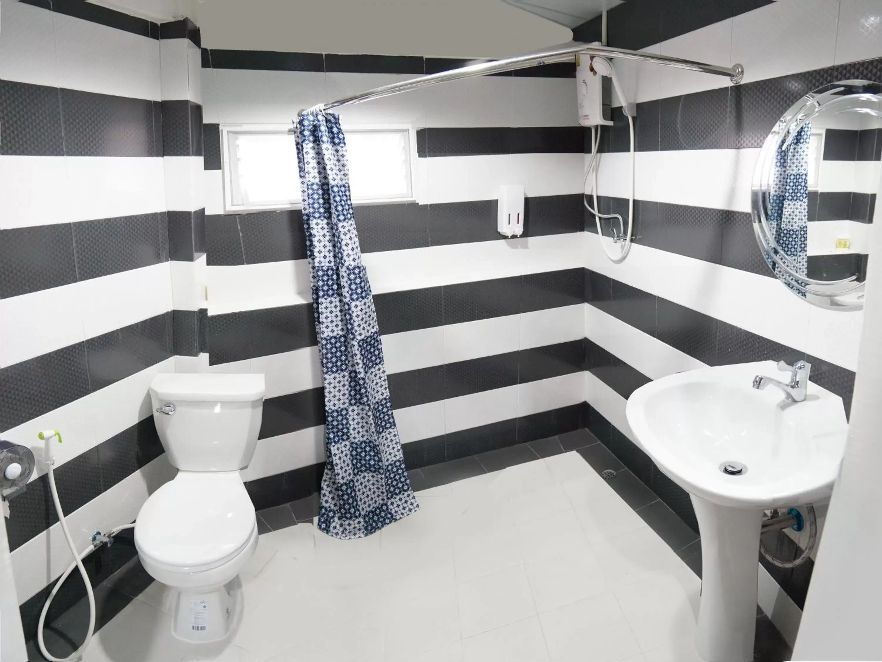 Bathroom in Ma Non Nont Hotel & Apartment