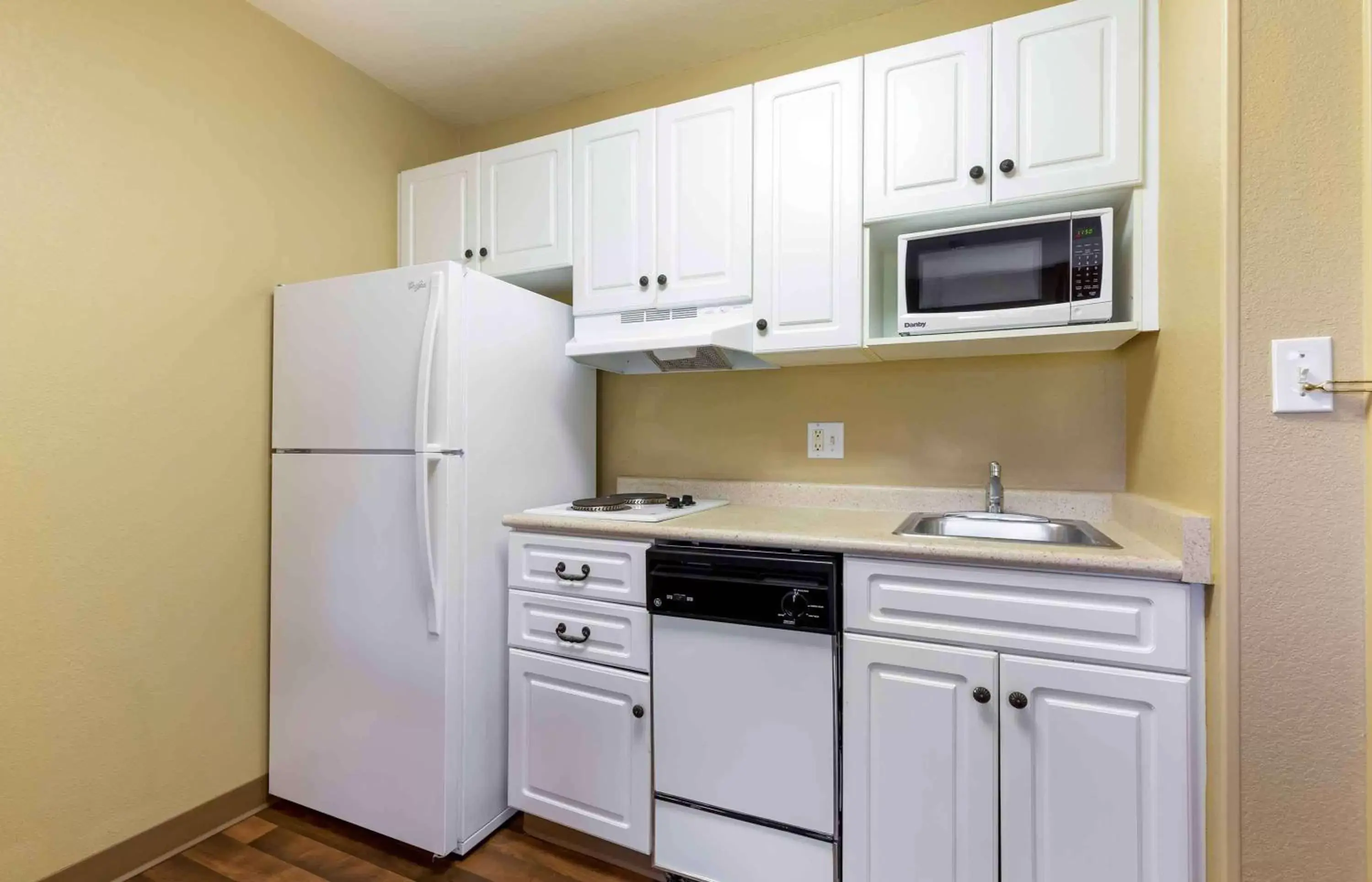 Bedroom, Kitchen/Kitchenette in Extended Stay America Suites - Washington, DC - Fairfax