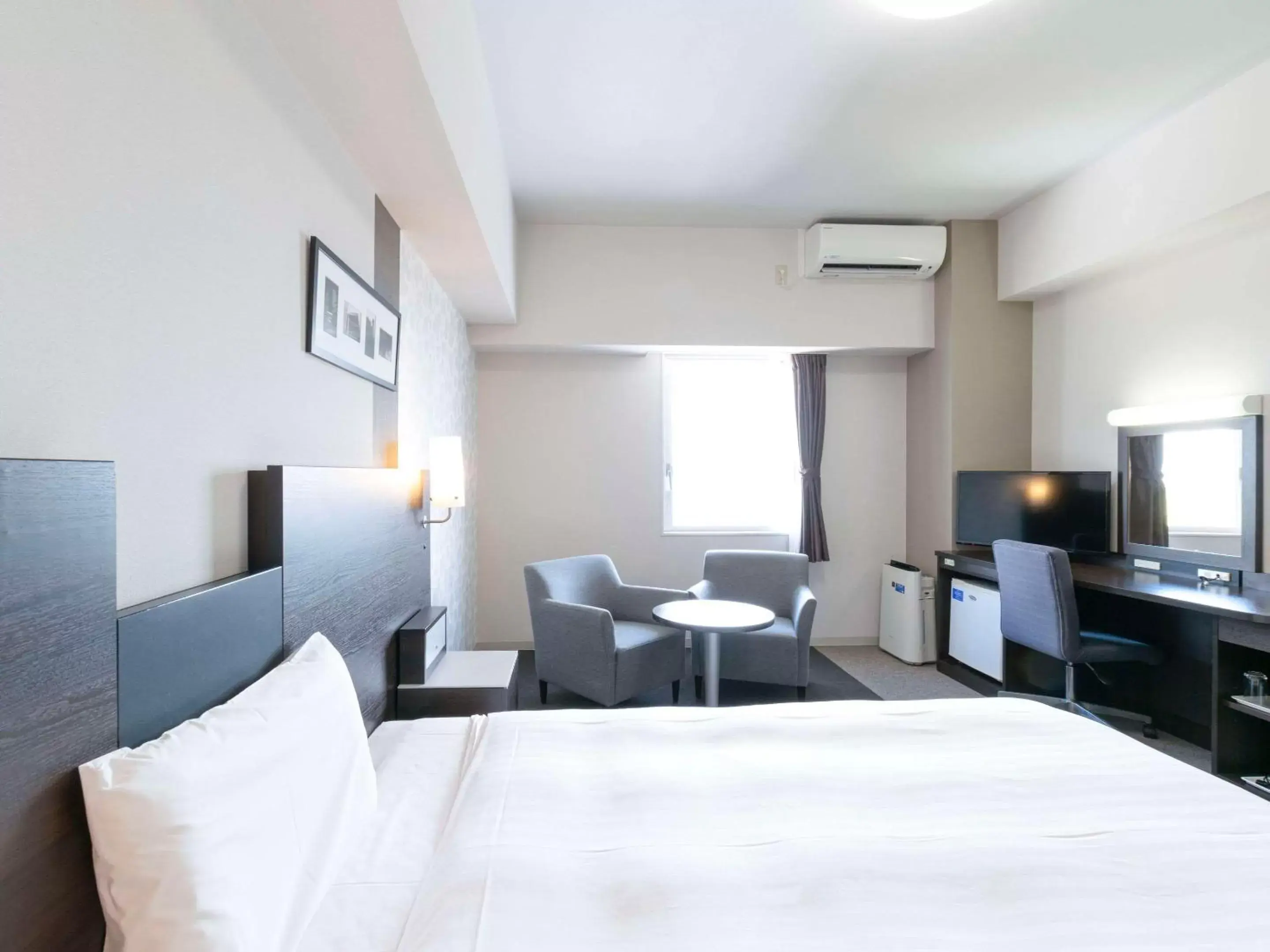Bedroom, TV/Entertainment Center in Comfort Hotel Central International Airport