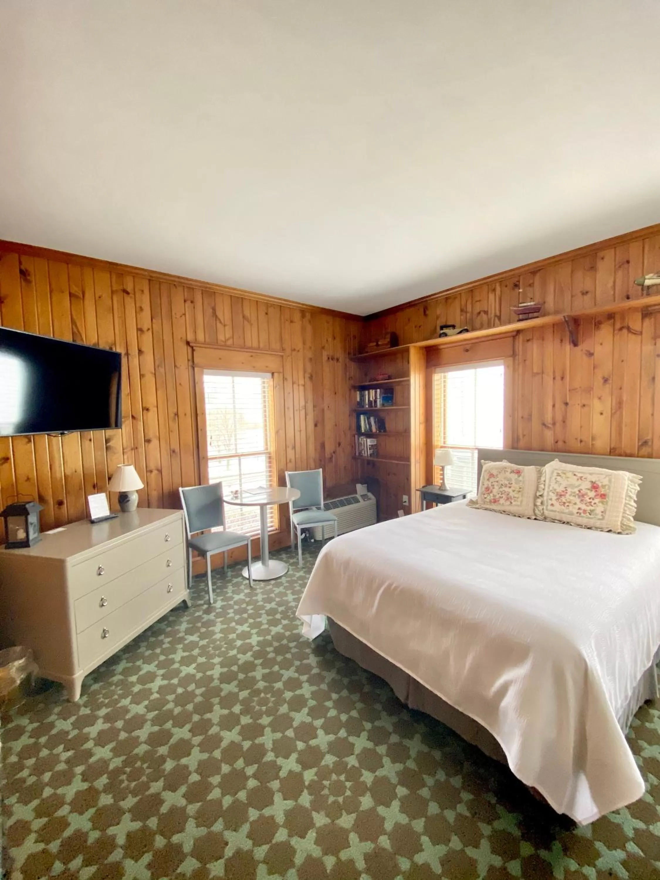 Bed in Harbor House Inn