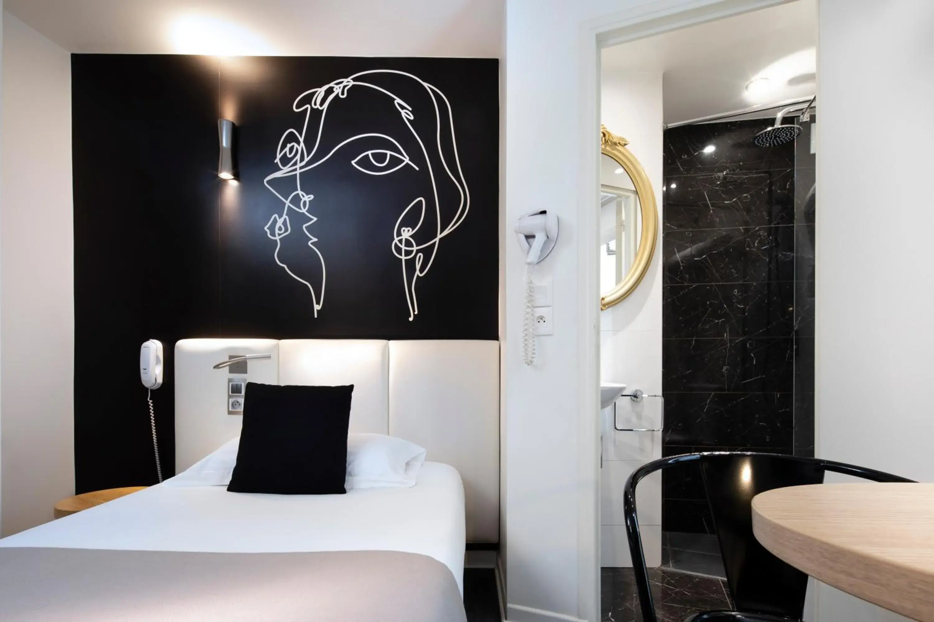 Photo of the whole room, Bathroom in Hotel Montparnasse Saint Germain