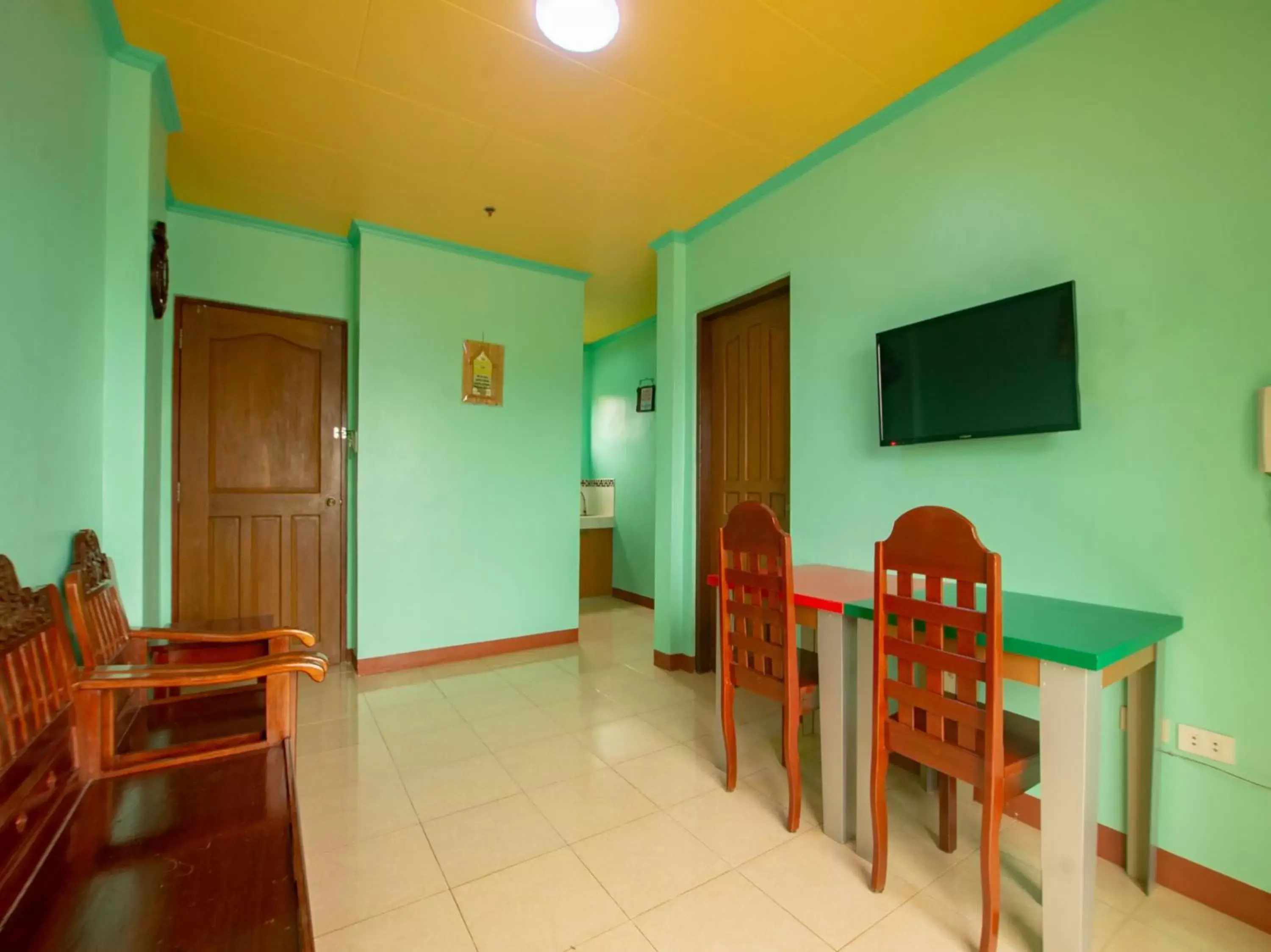 Living room, Dining Area in OYO 554 Dads Bayview Pension