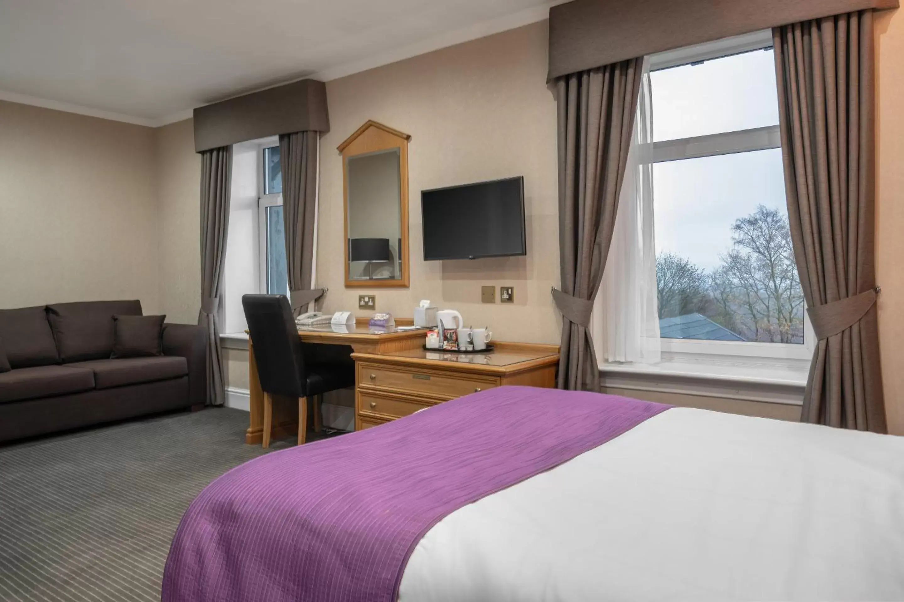 Bed, TV/Entertainment Center in Burnley West Higher Trapp Hotel