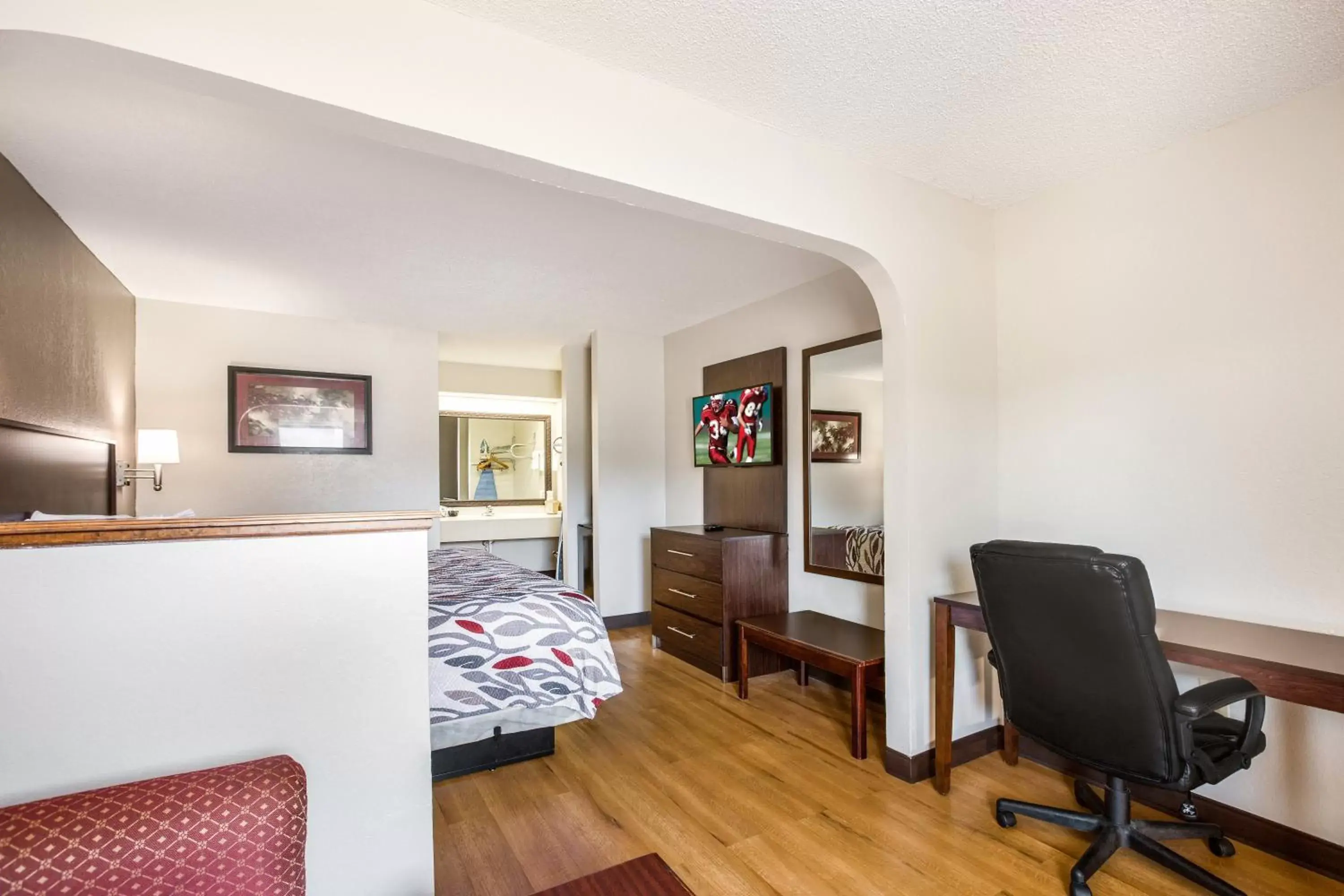 Photo of the whole room, TV/Entertainment Center in Red Roof Inn Fayetteville I-95