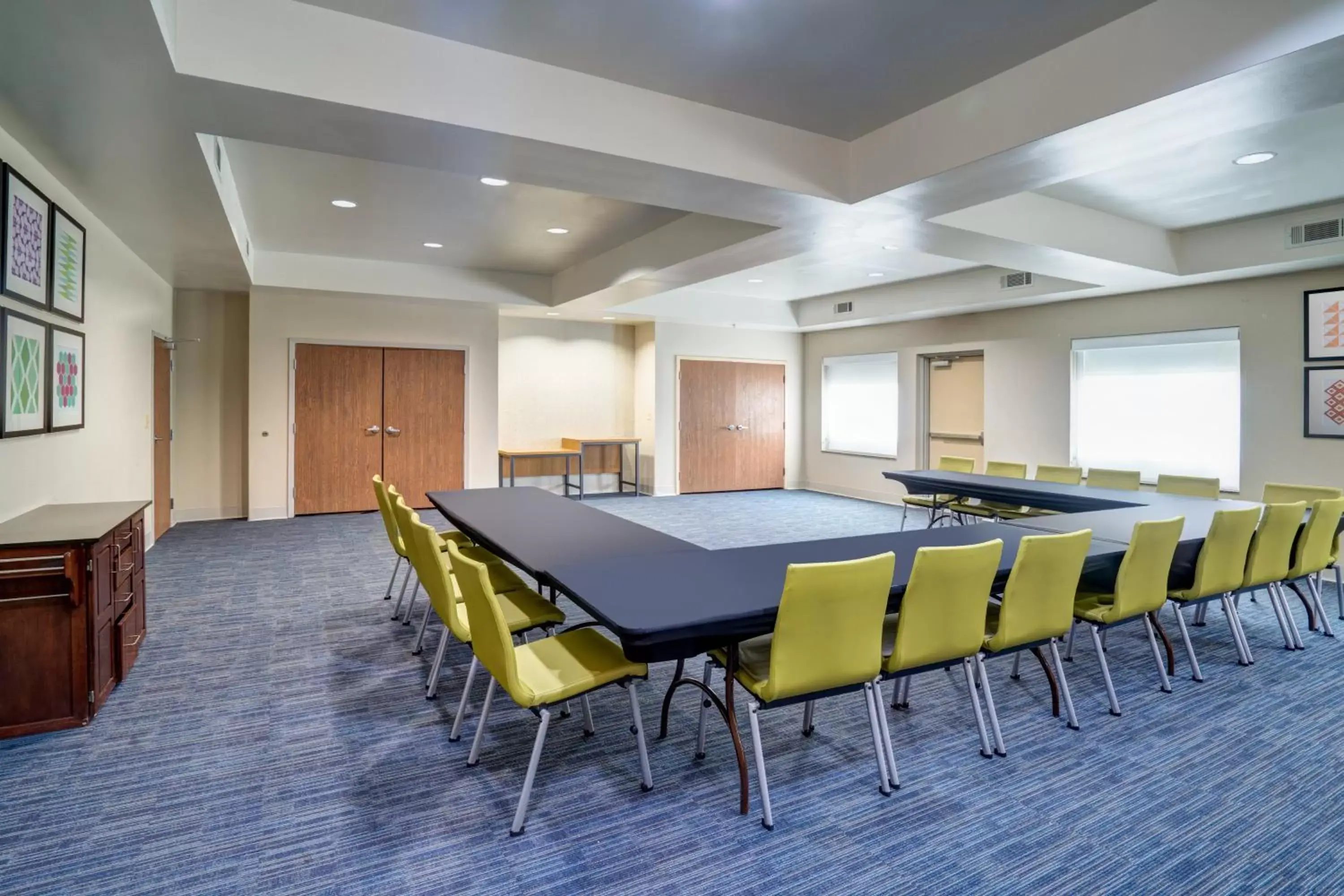Meeting/conference room in Holiday Inn Express Hotel Winona North, an IHG Hotel