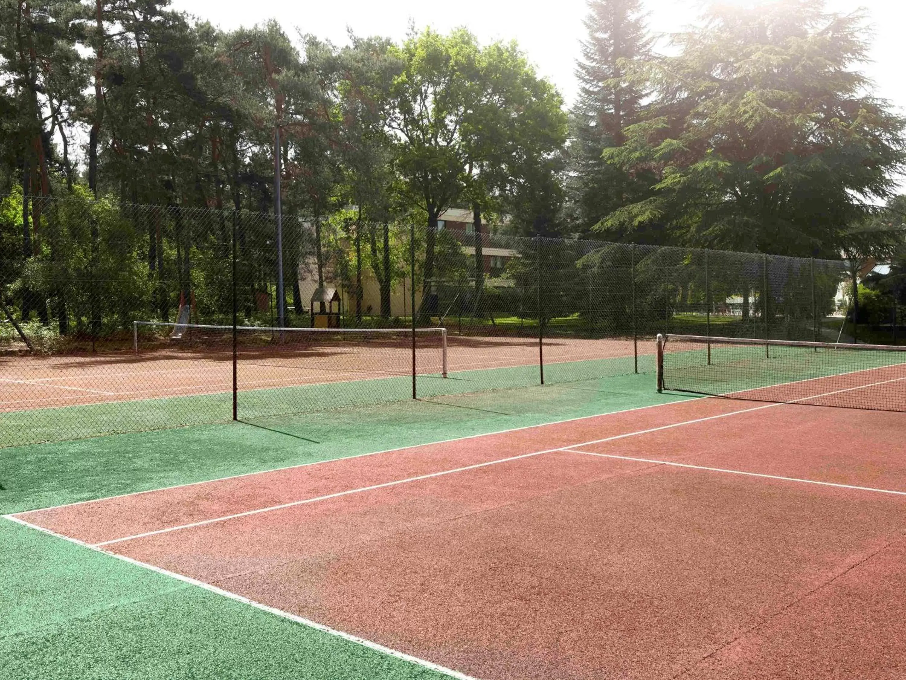 On site, Tennis/Squash in Novotel Rouen Sud