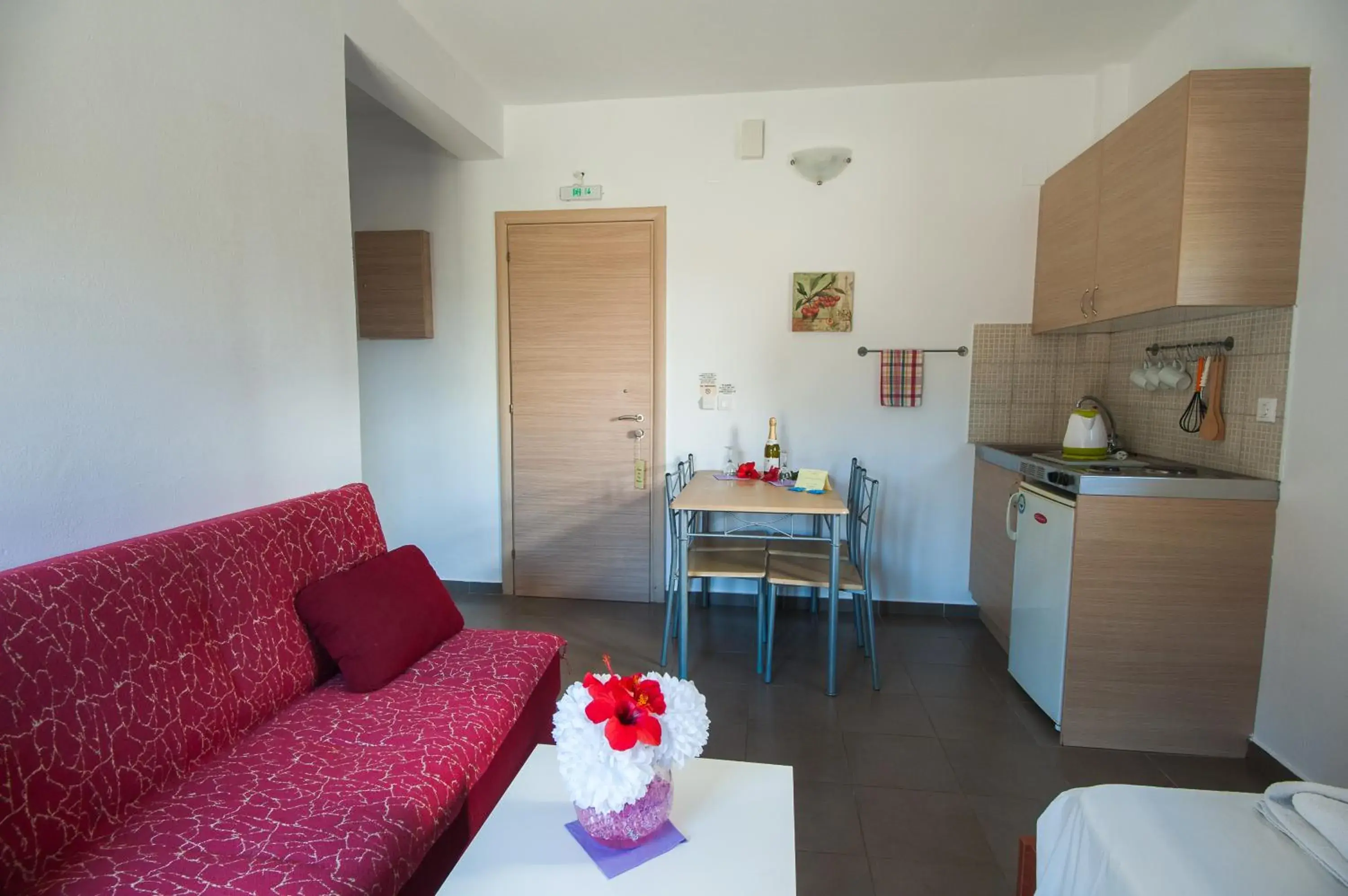 Kitchen or kitchenette, Seating Area in Elounda Sunrise Apartments