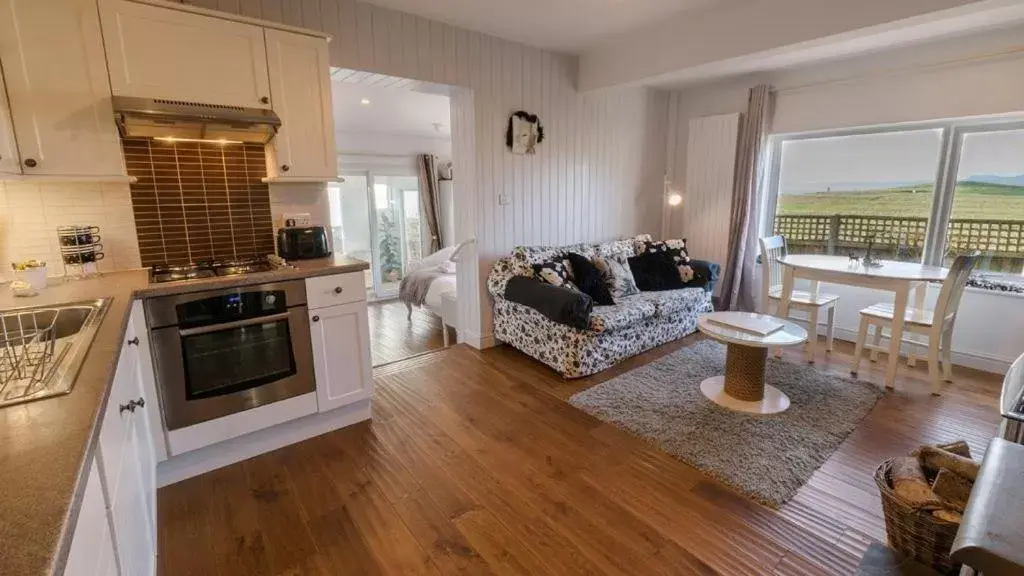 Kitchen or kitchenette, Kitchen/Kitchenette in Chesil Beach Lodge