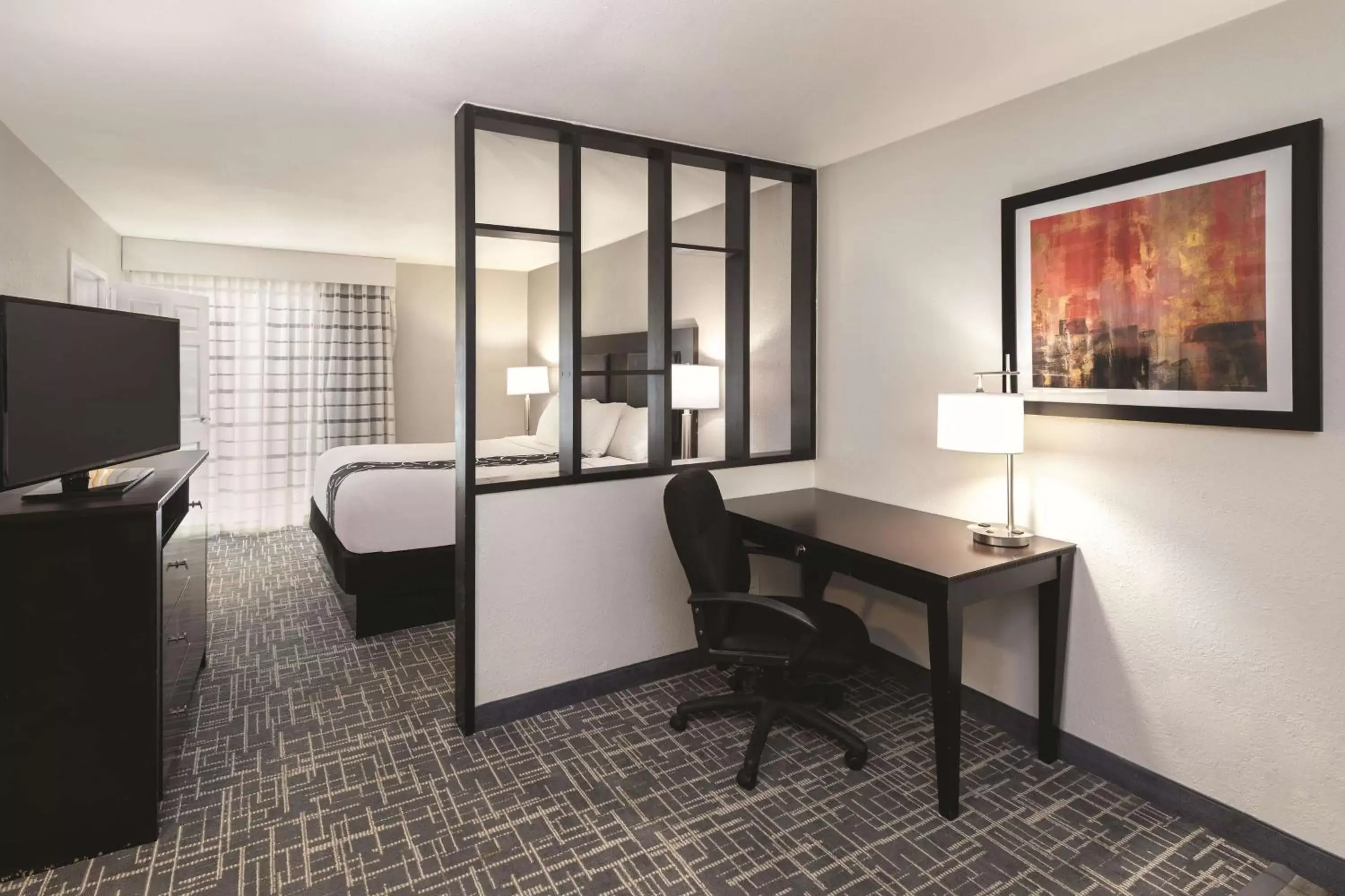 Photo of the whole room, TV/Entertainment Center in La Quinta by Wyndham Atlanta Airport South
