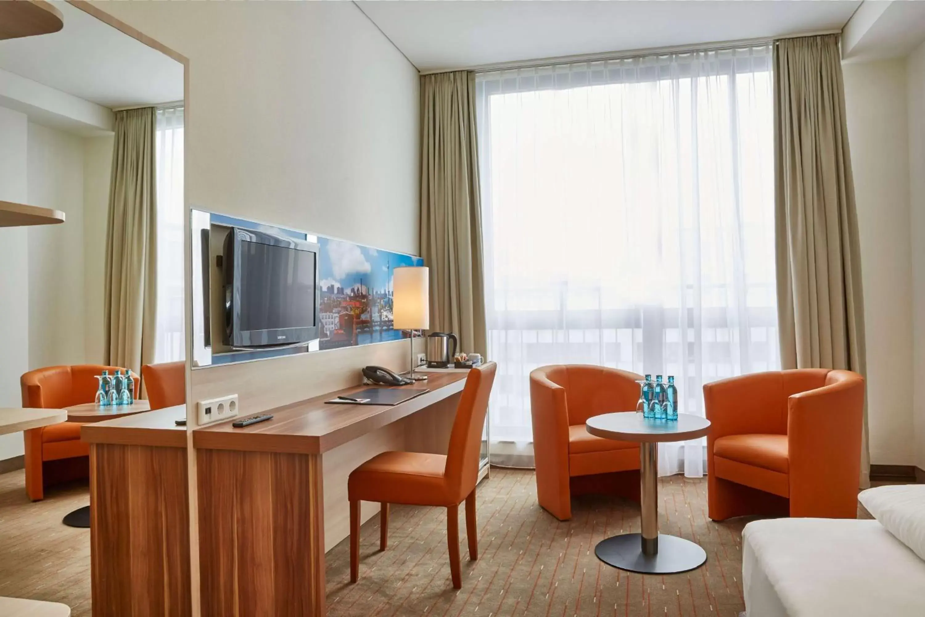 Photo of the whole room, TV/Entertainment Center in H+ Hotel Berlin Mitte