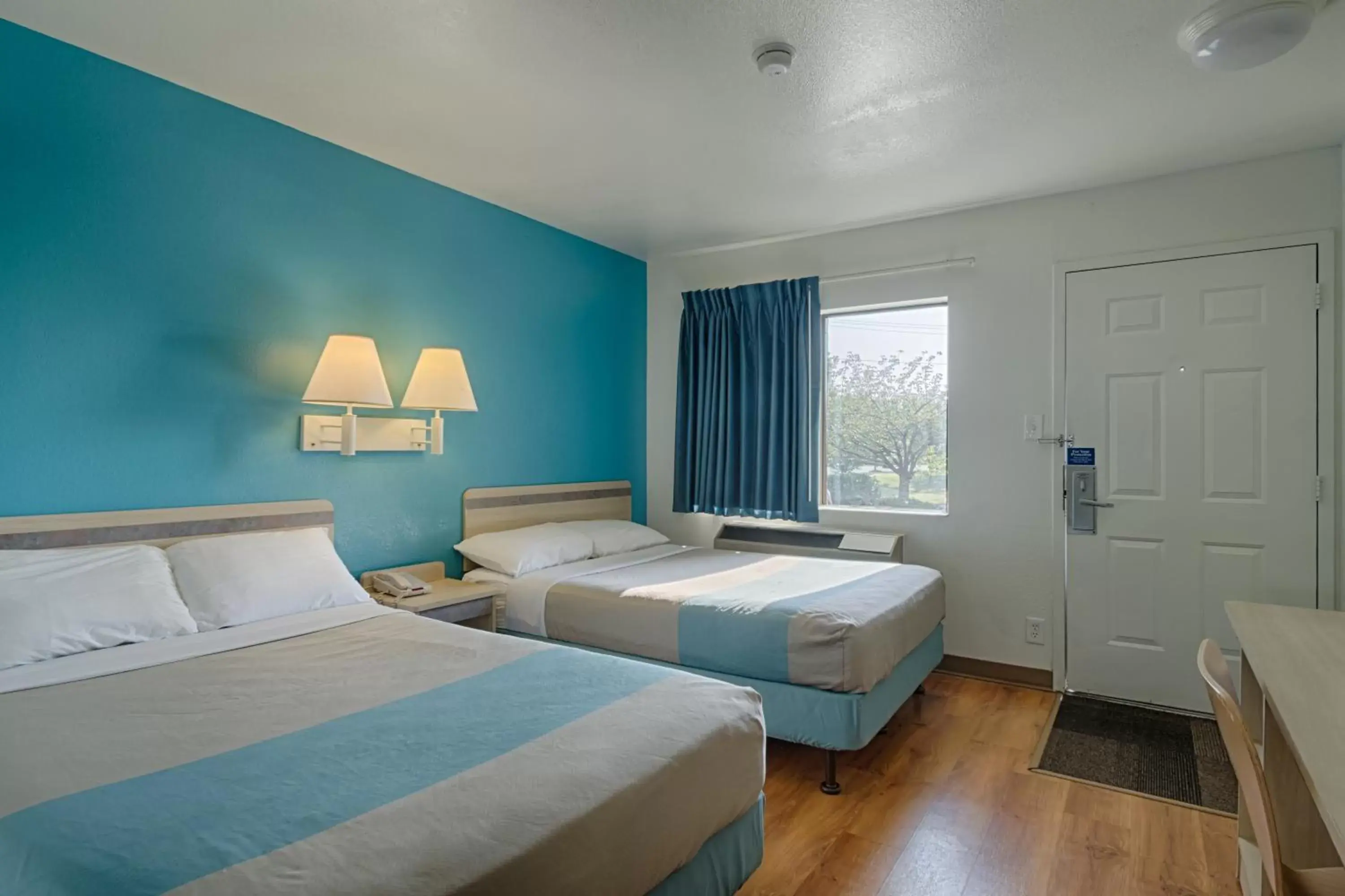 Bedroom, Bed in Motel 6-Laurel, DC - Washington Northeast