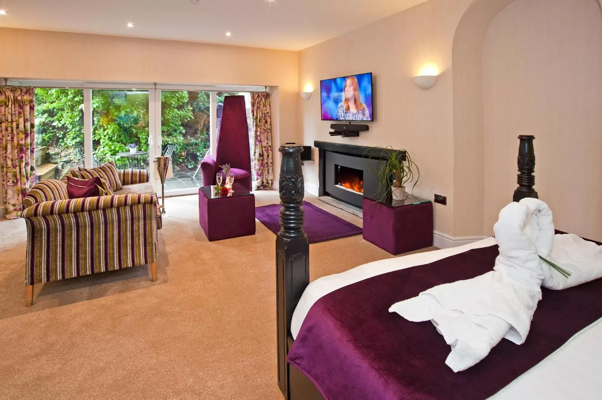 TV and multimedia in Windermere Boutique Hotel