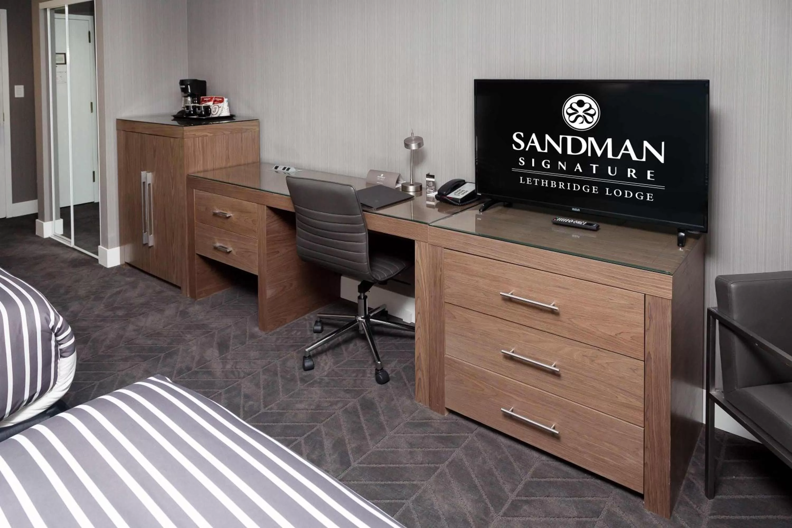Bedroom, Bed in Sandman Signature Lethbridge Lodge