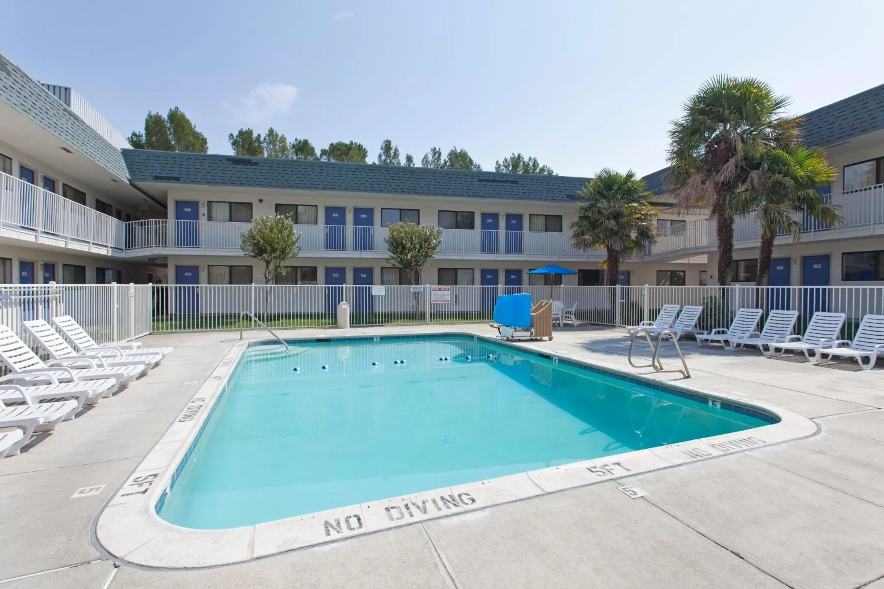 Facade/entrance, Swimming Pool in Motel 6 Davis-Near UC Davis