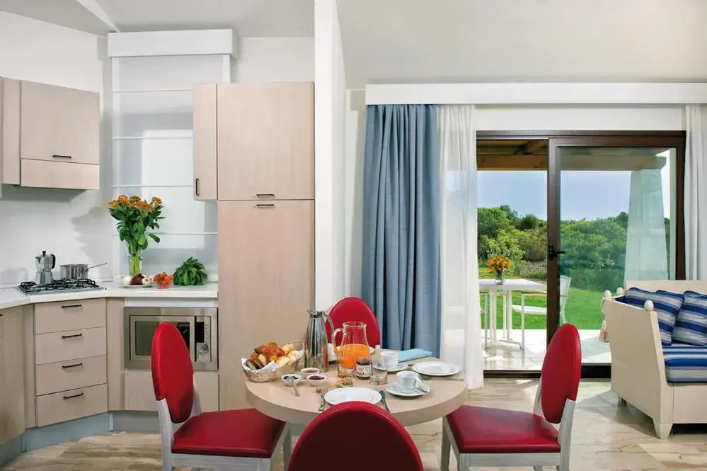 Kitchen or kitchenette, Dining Area in Grande Baia Resort & Spa