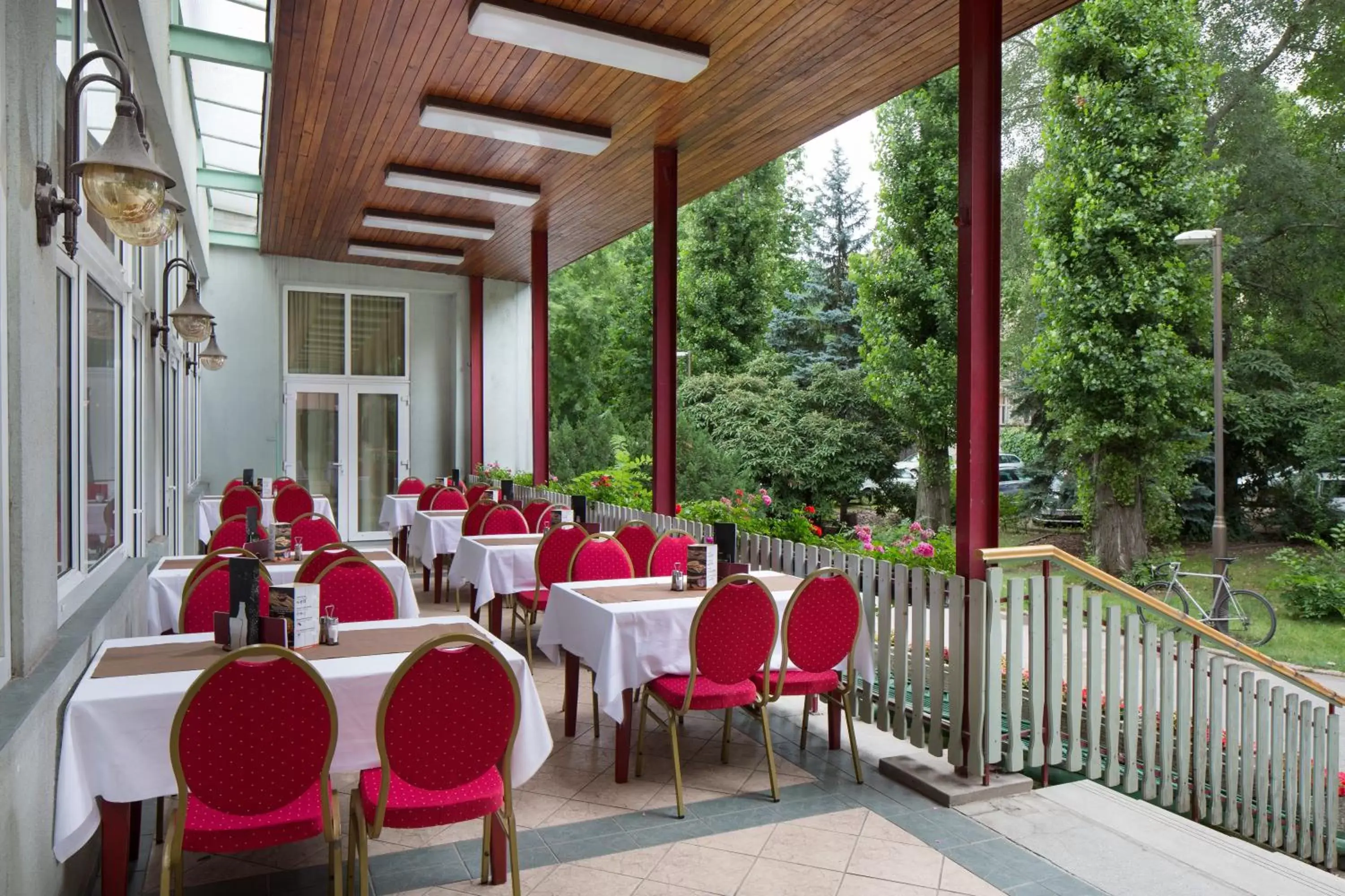 Balcony/Terrace, Restaurant/Places to Eat in Benczur Hotel