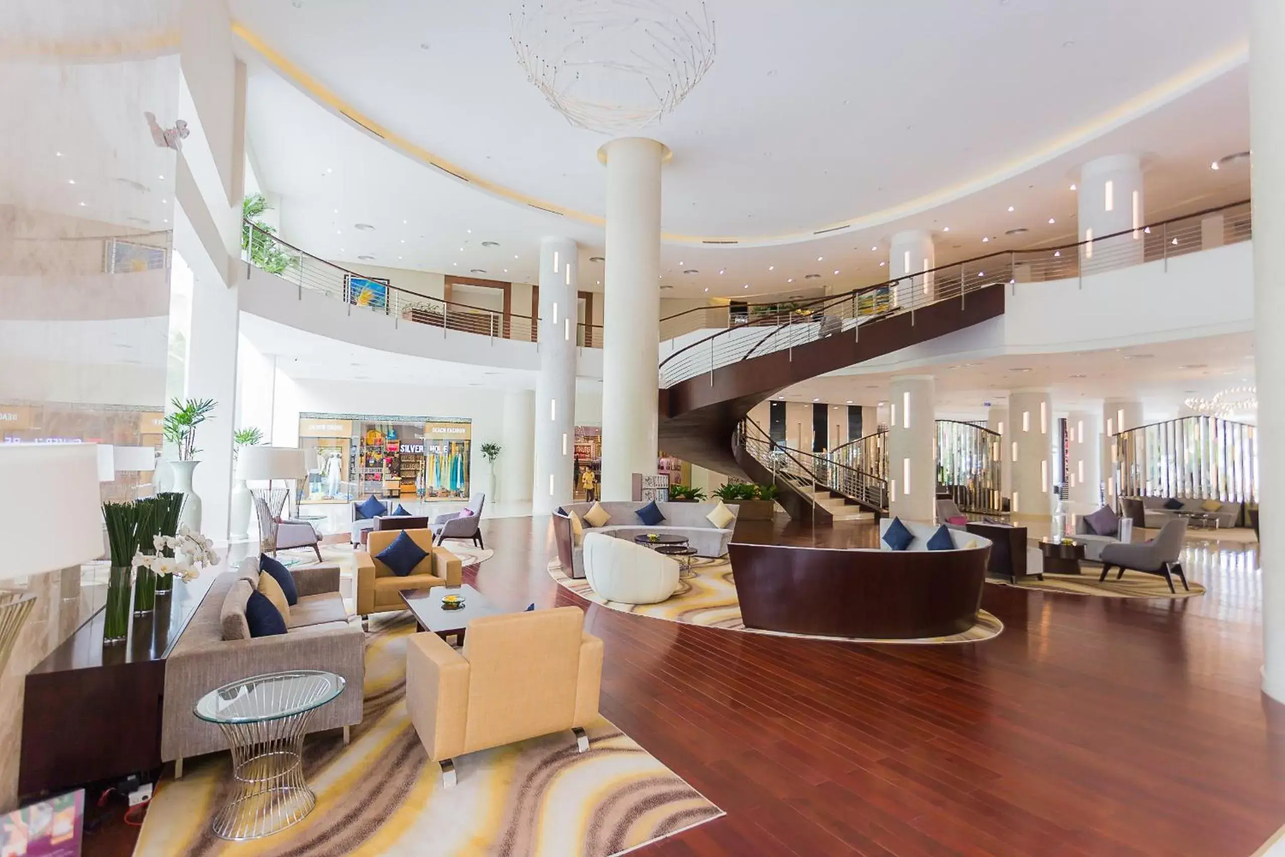 Lobby or reception, Lounge/Bar in Vinpearl Resort & Spa Nha Trang Bay