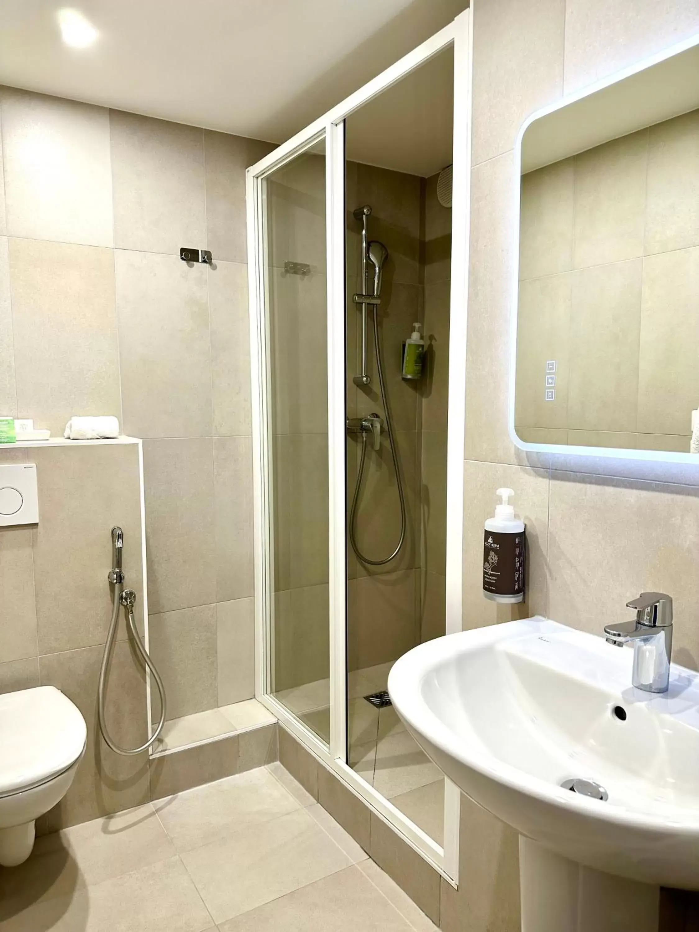 Shower, Bathroom in Hôtel Central Saint Germain