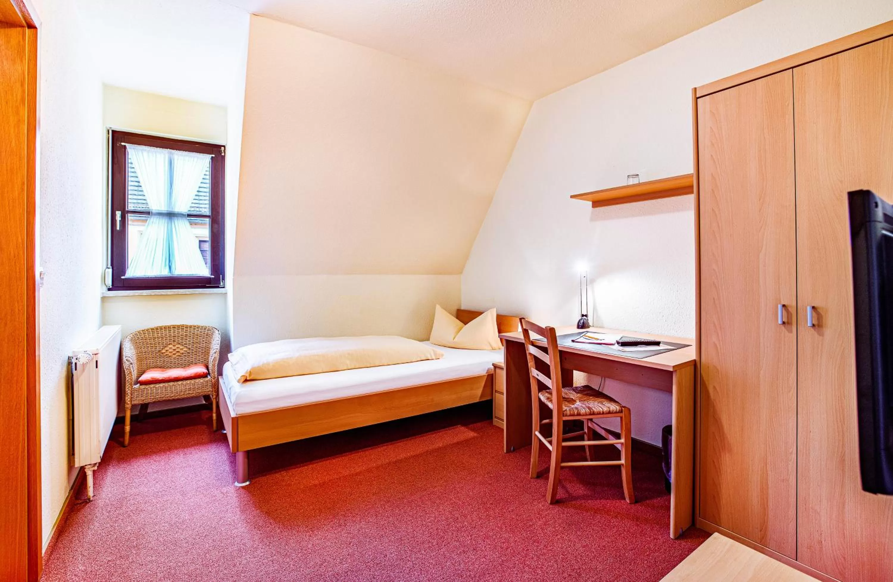 Bed in Hotel-Pension zum Markt