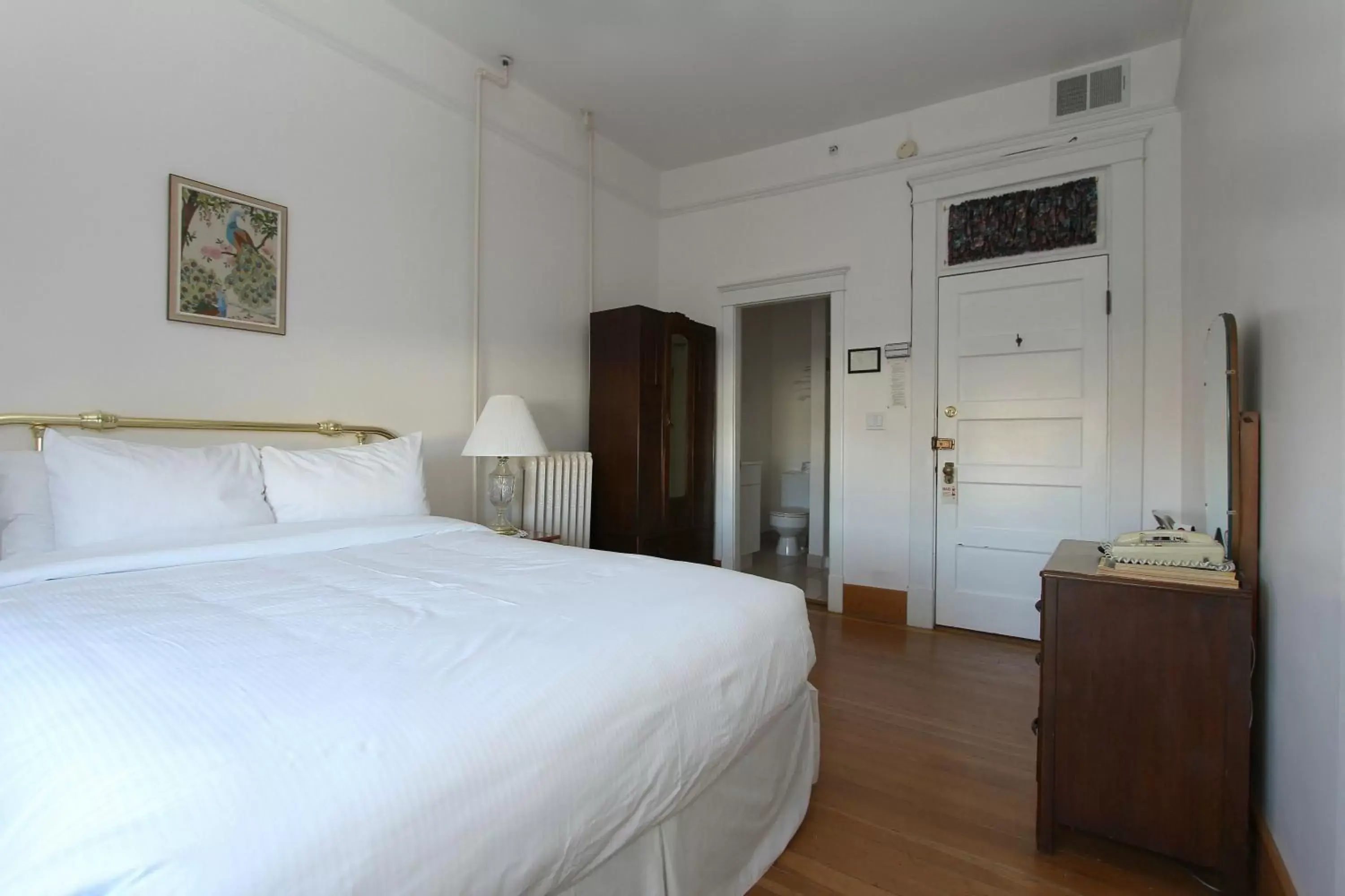 Bathroom, Bed in Royal Hotel Chilliwack