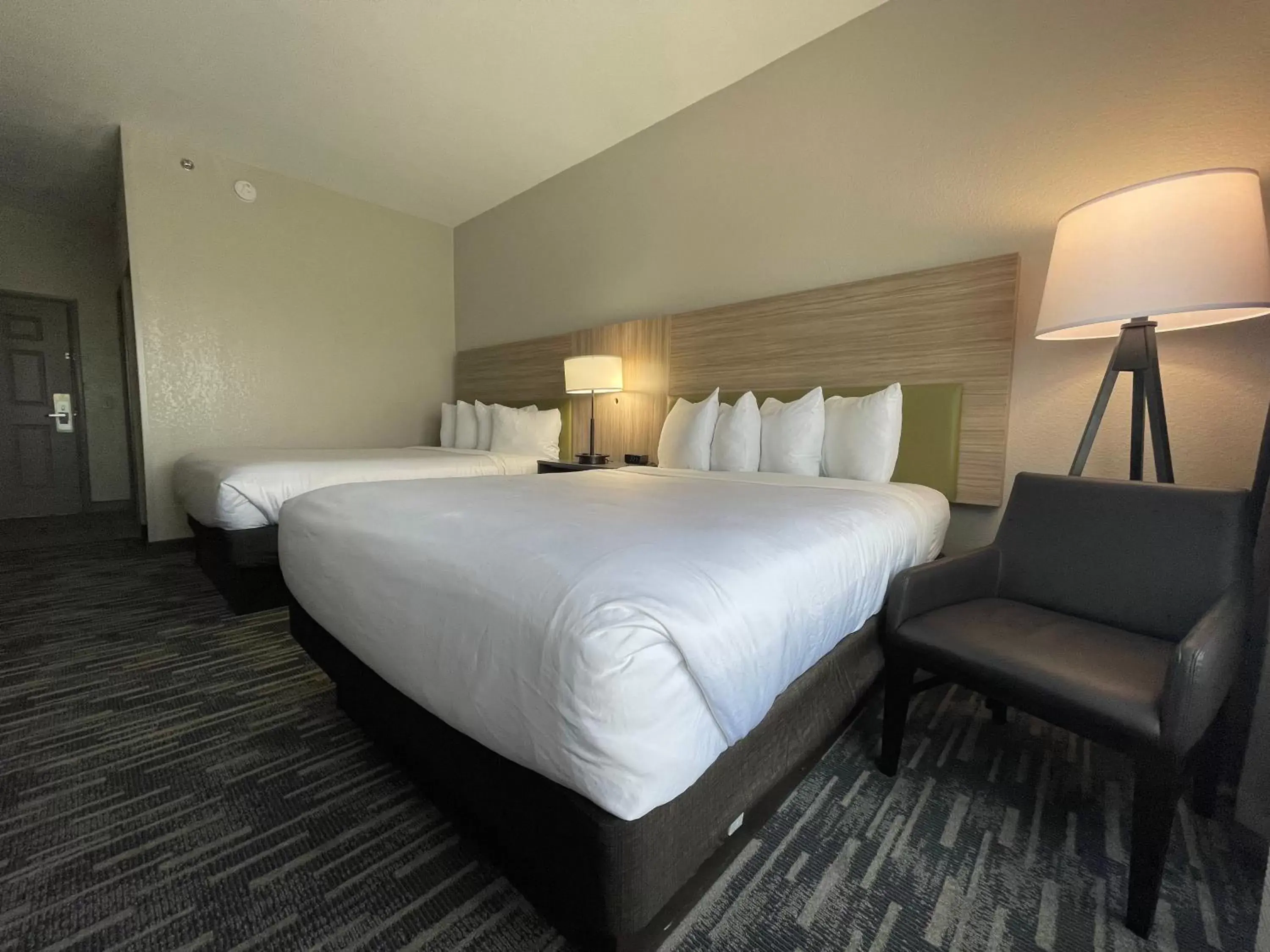 Bed in Country Inn & Suites by Radisson, Valdosta, GA - NEWLY RENOVATED