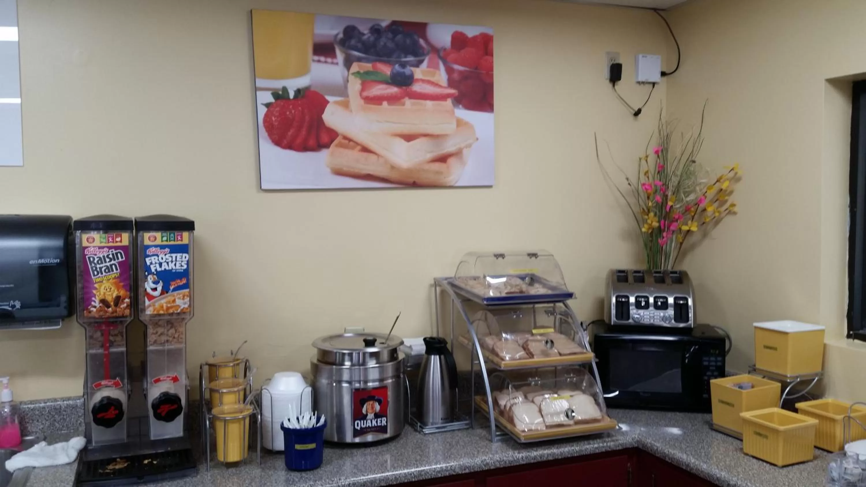Coffee/tea facilities in Days Inn & Suites by Wyndham Peachtree Corners Norcross