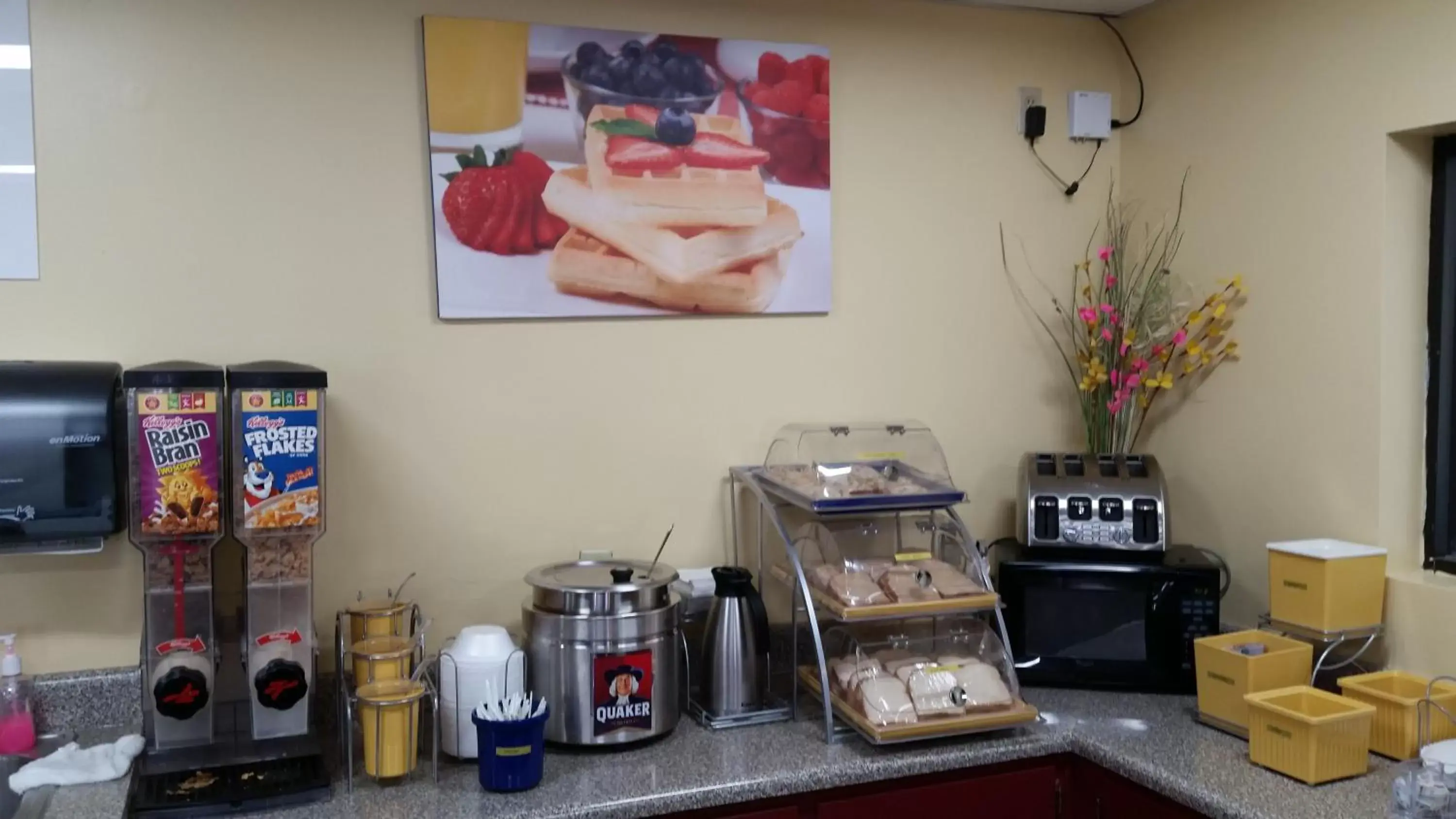 Coffee/tea facilities in Days Inn & Suites by Wyndham Peachtree Corners Norcross