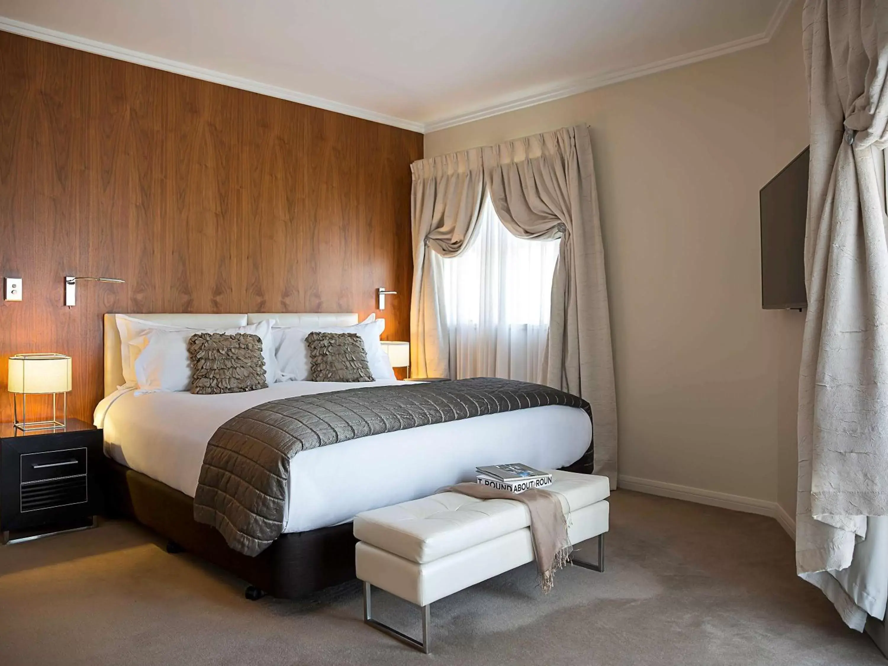 Photo of the whole room, Bed in Sofitel Queenstown Hotel & Spa