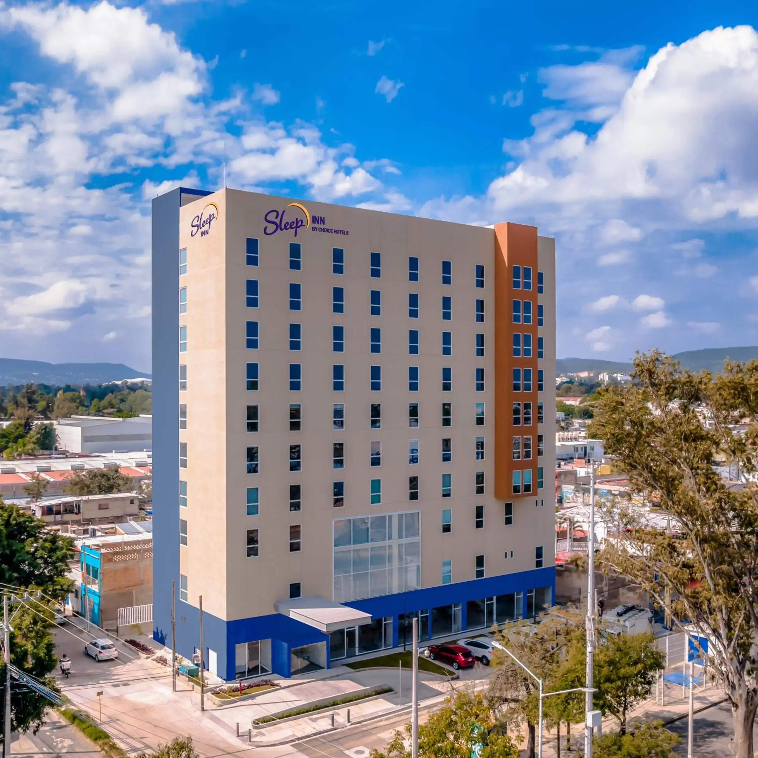 Property Building in Sleep Inn Guadalajara Galerías