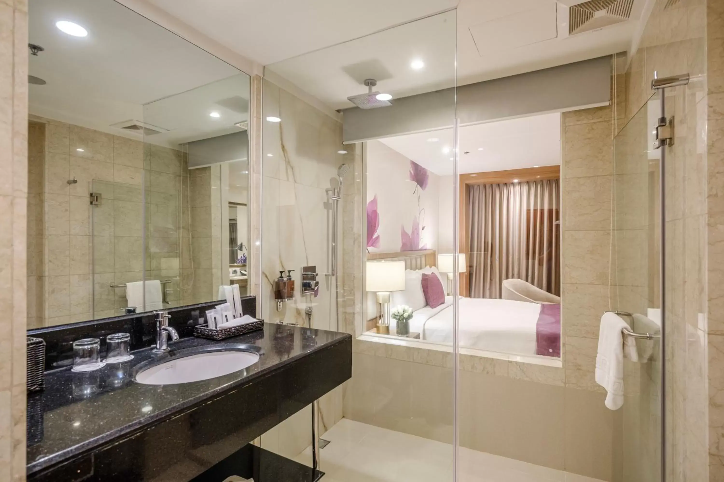Restaurant/places to eat, Bathroom in Eastwood Richmonde Hotel