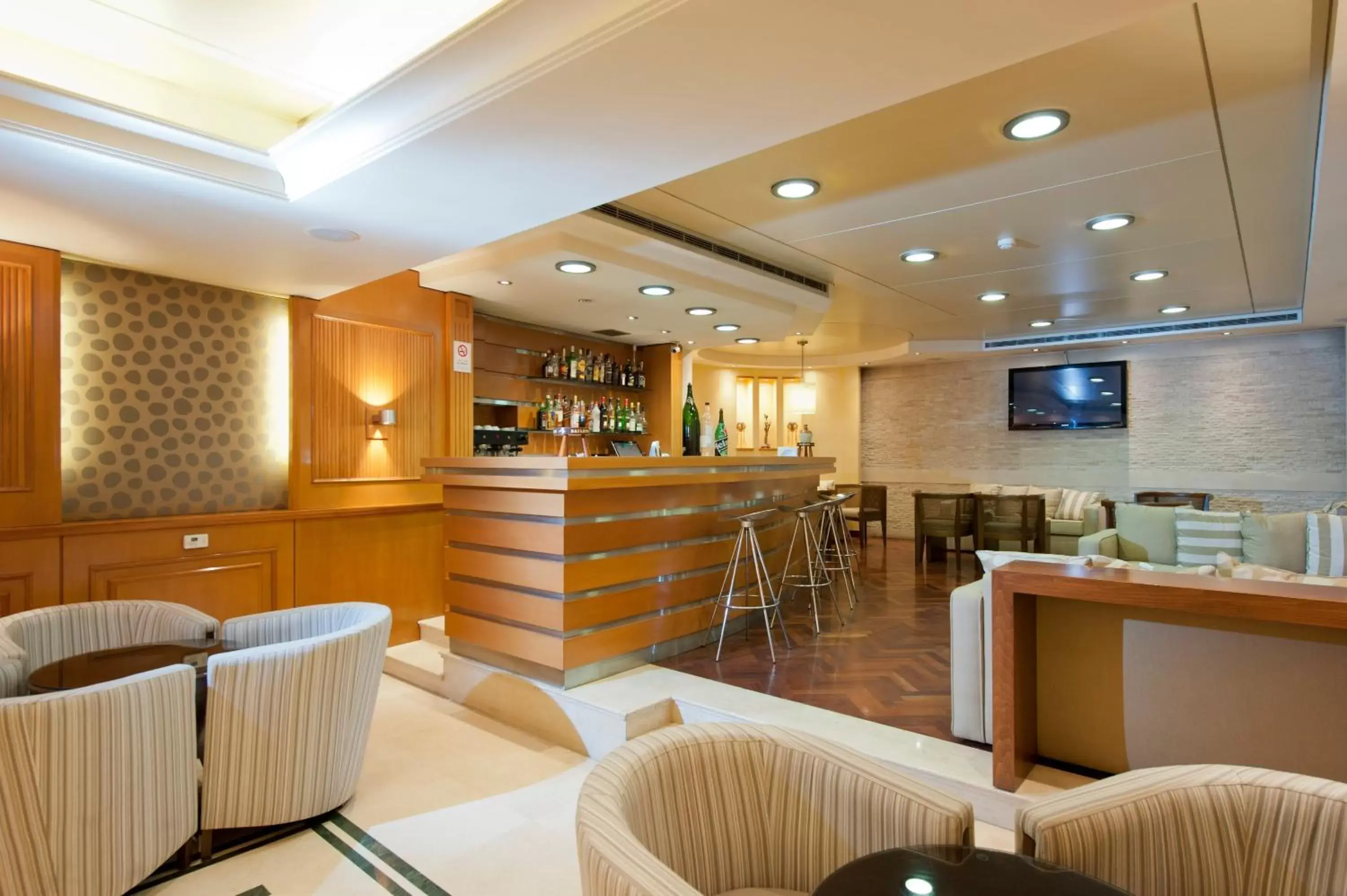 Restaurant/places to eat, Lounge/Bar in Hotel Cavalier