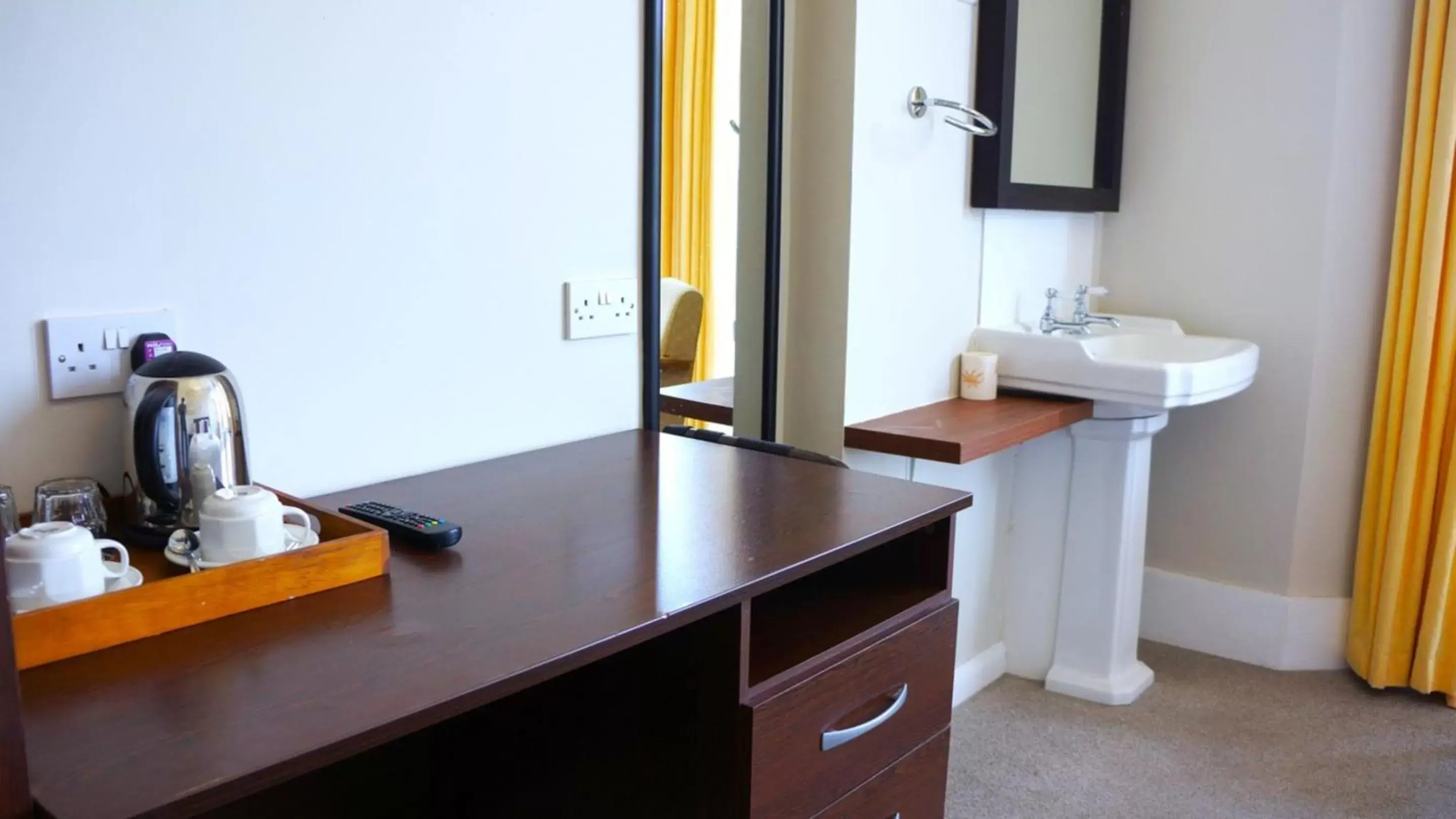 hair dresser, Bathroom in OYO Oban Hotel