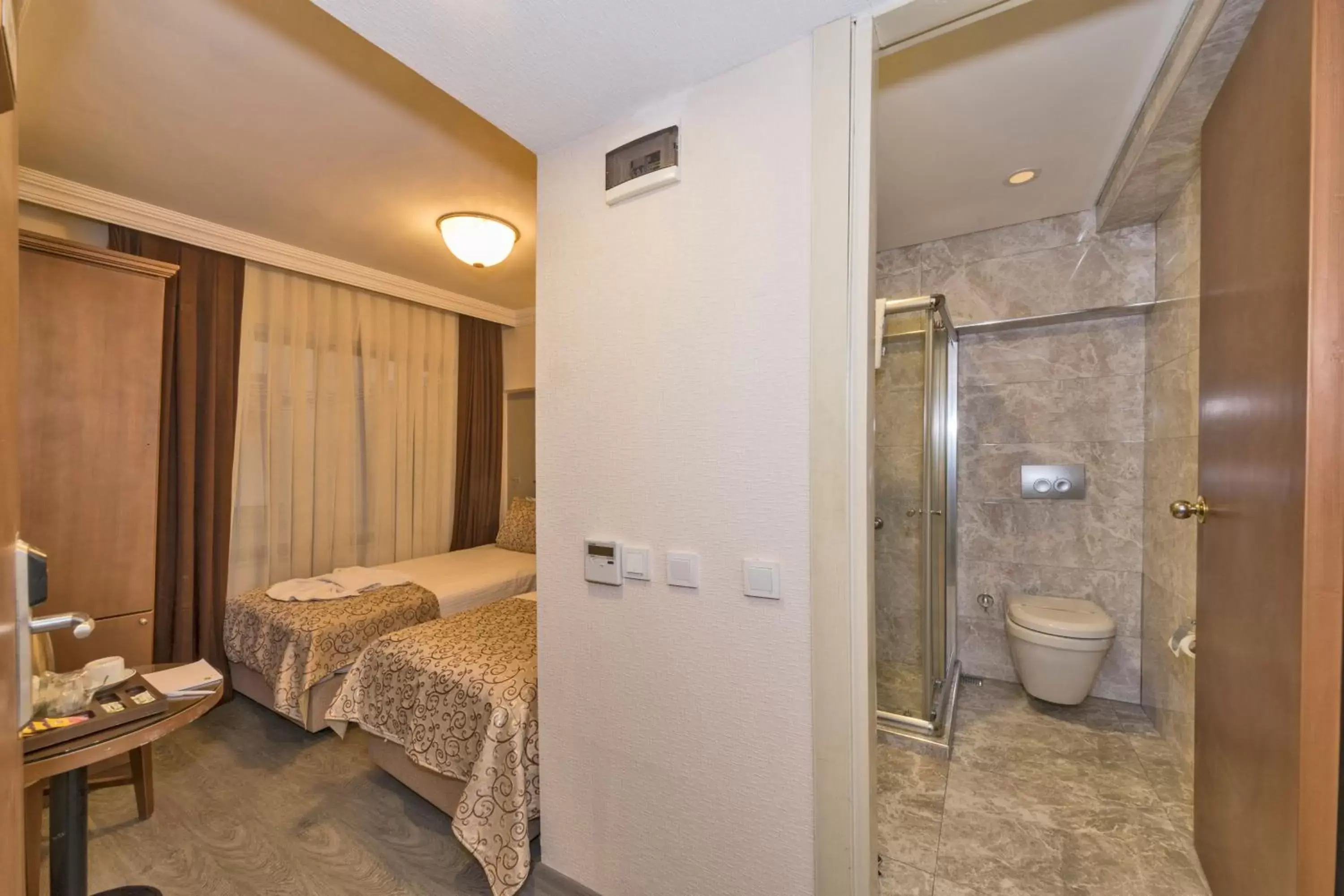 Shower, Bathroom in Laleli Gonen Hotel