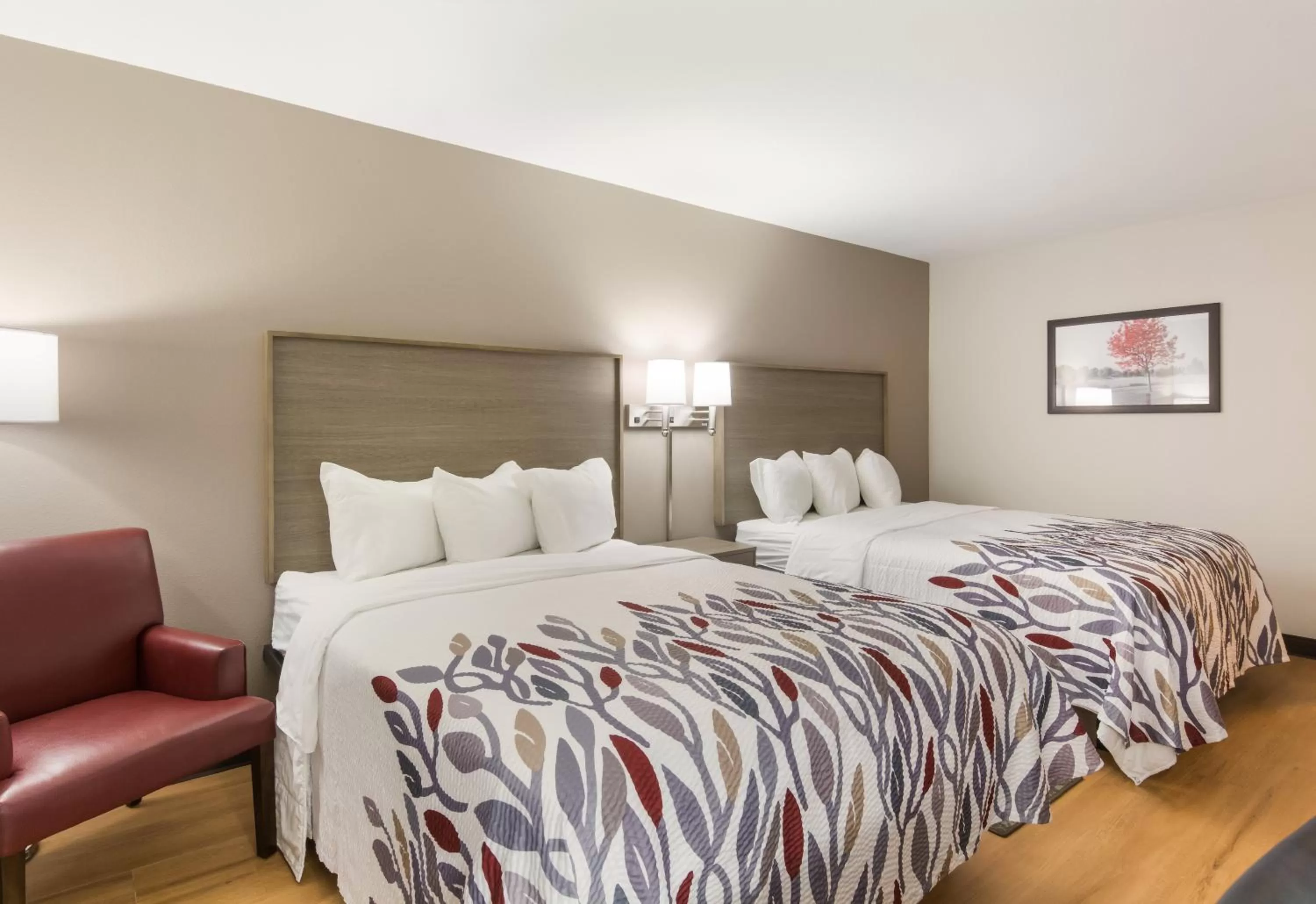 Photo of the whole room, Bed in Red Roof Inn Chester